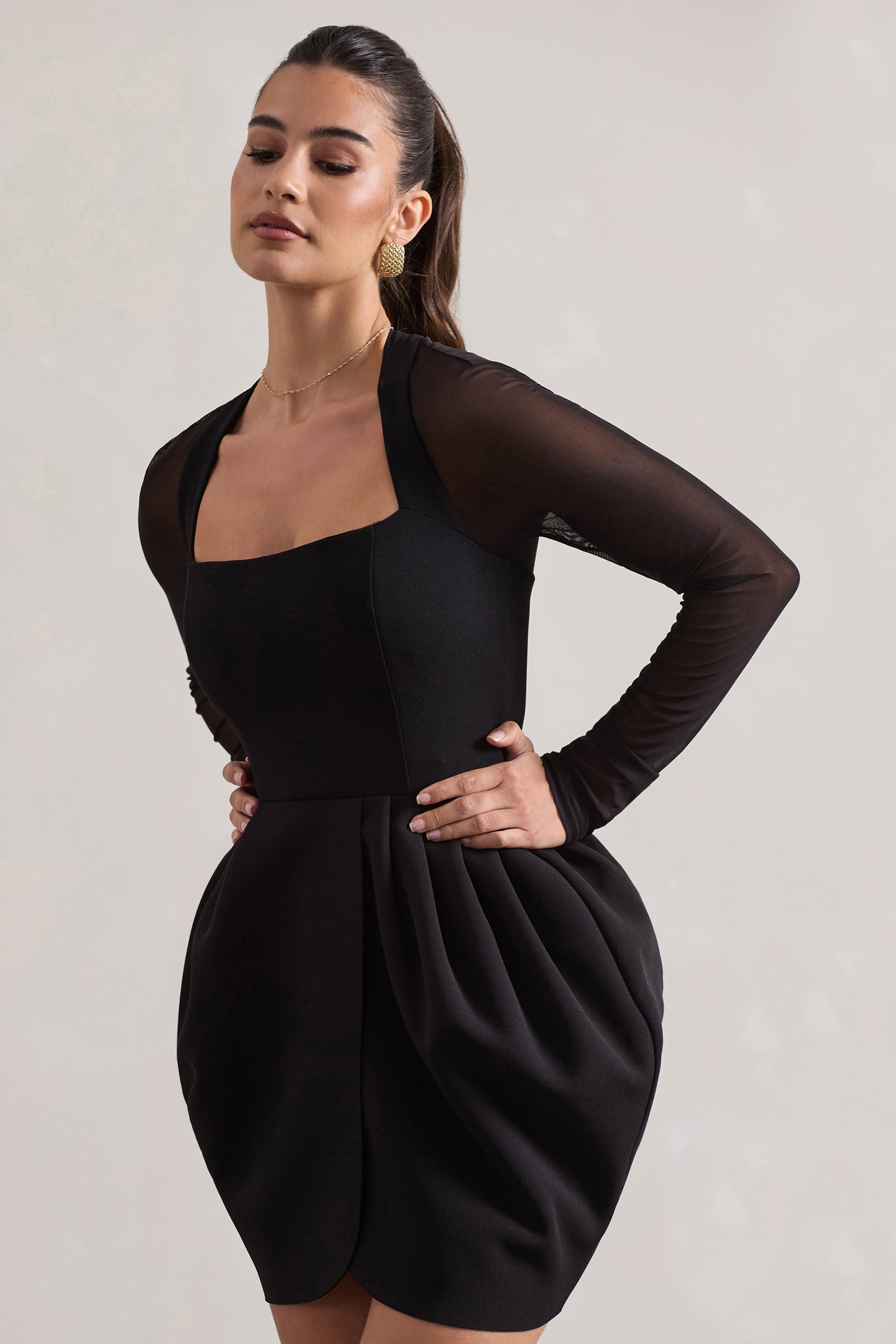 Alto | Vestido Corto Negro con Escote Cuadrado y Falda Abullonada