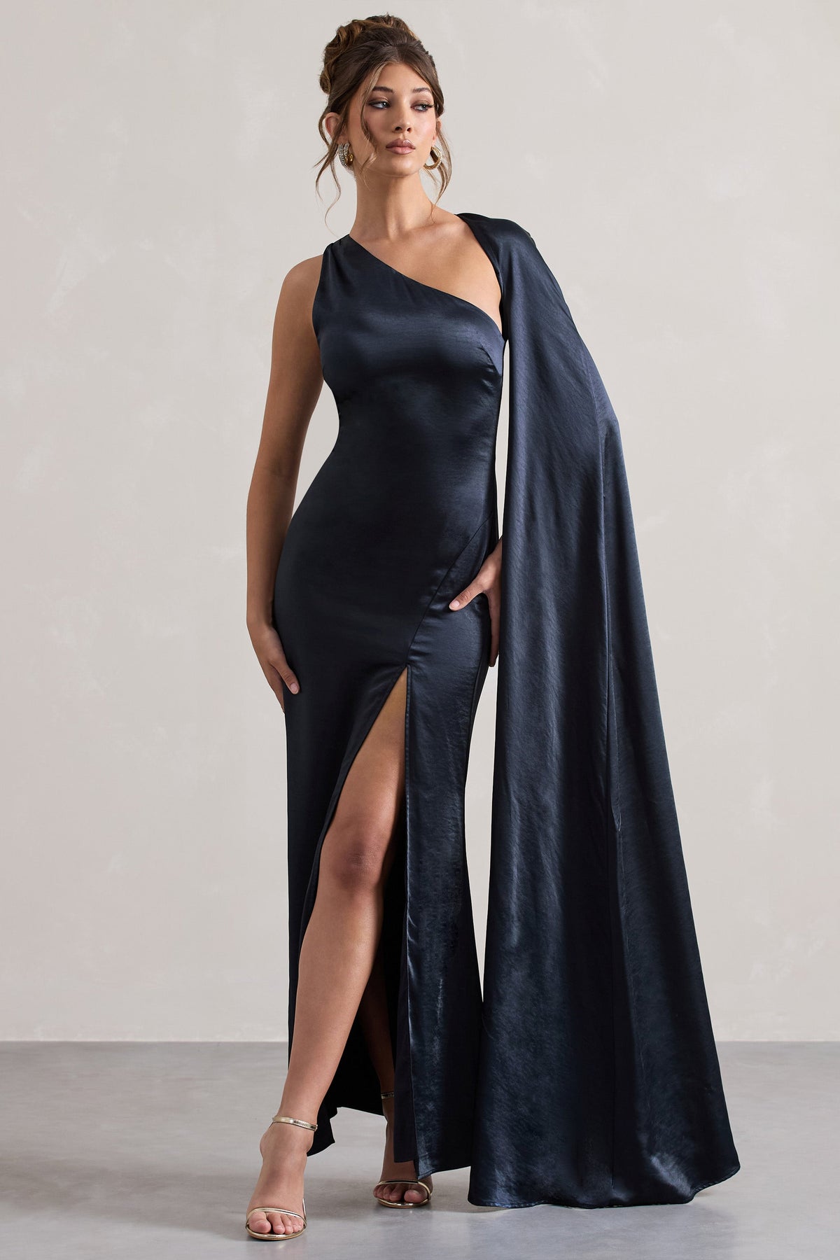 Gala | Vestido largo de satén azul marino con una manga tipo capa y abertura.