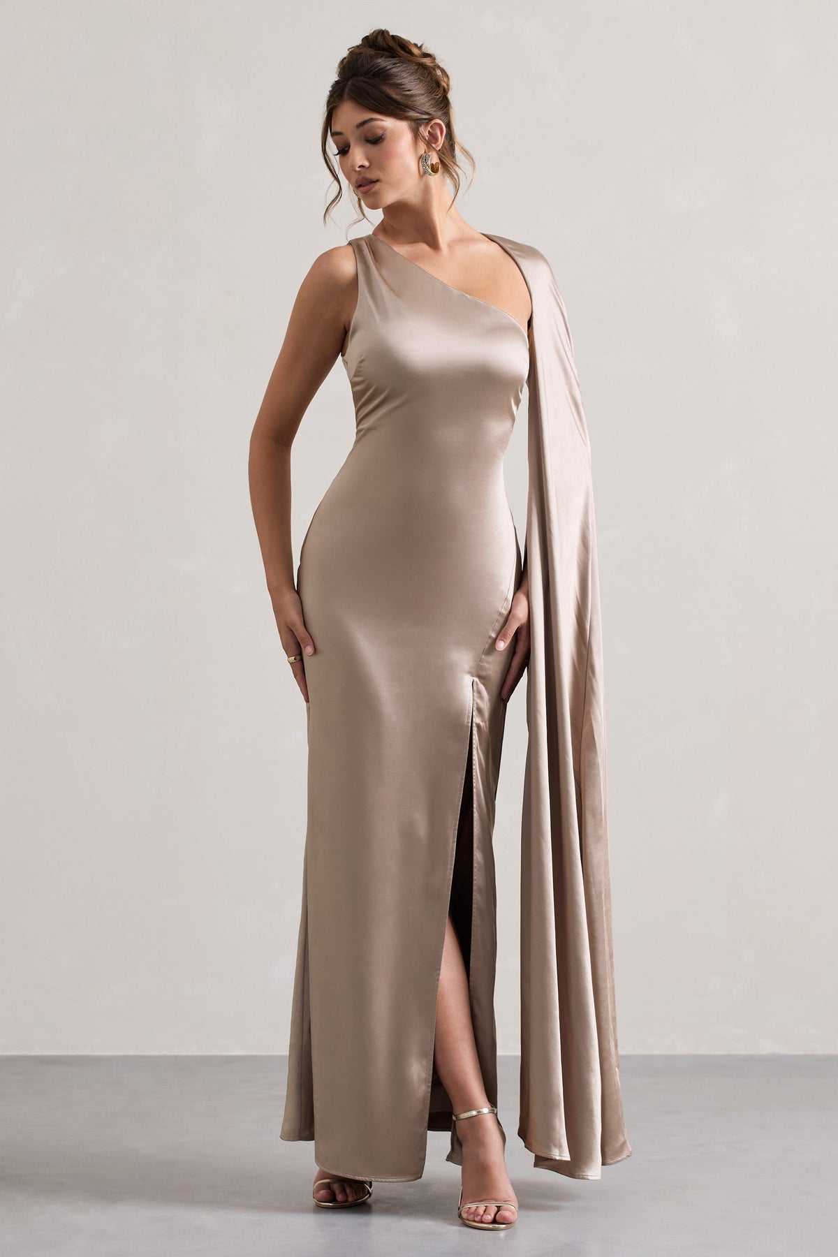 Gala | Vestido largo de satén topo con una manga y abertura.