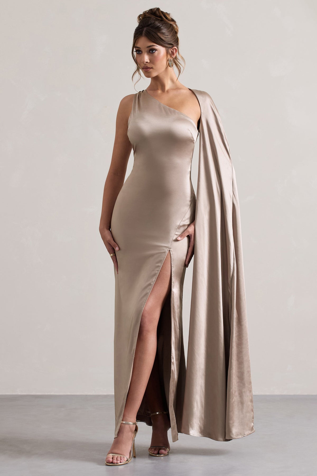 Gala | Vestido largo de satén topo con una manga y abertura.