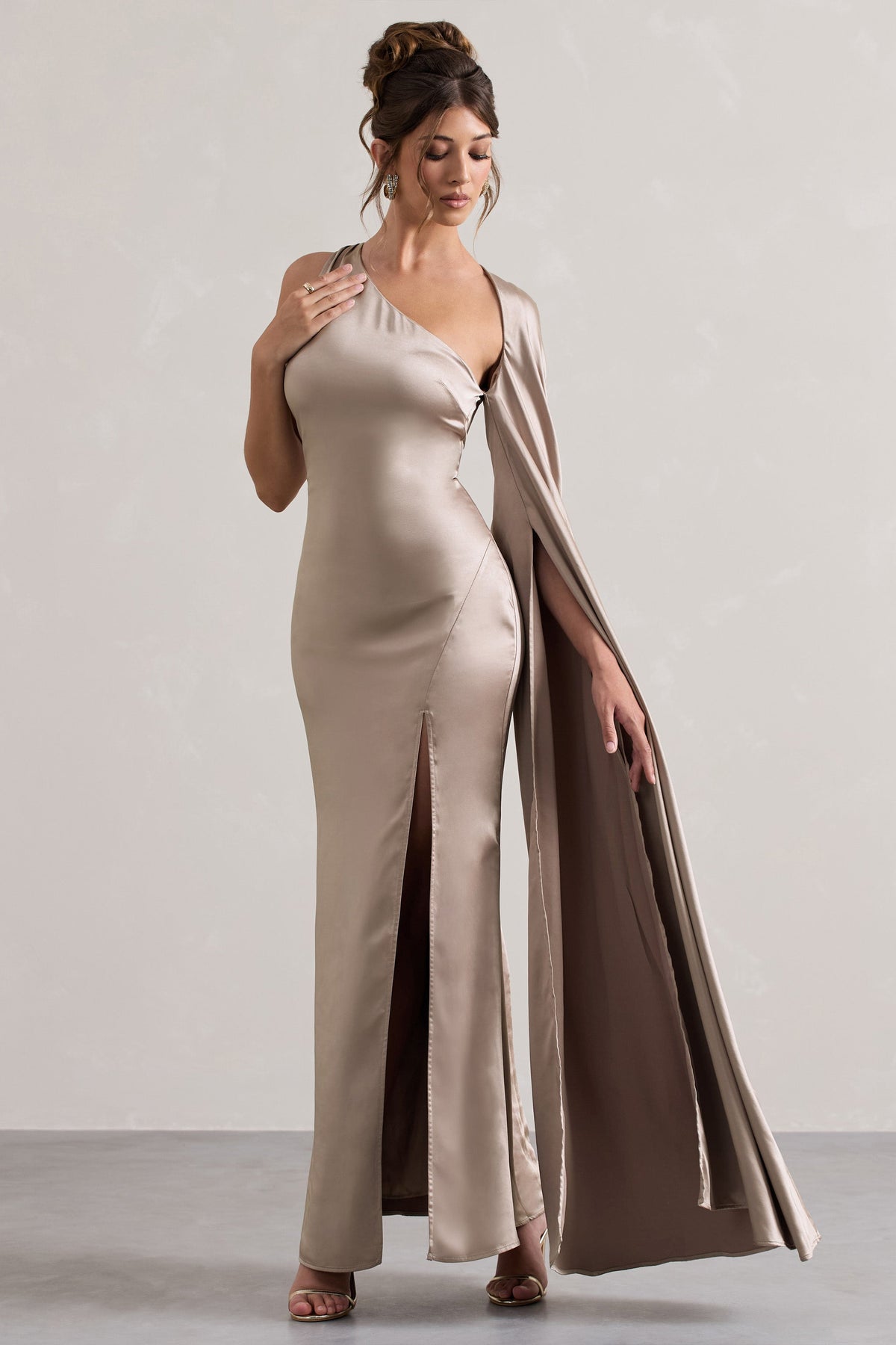 Gala | Vestido largo de satén topo con una manga y abertura.