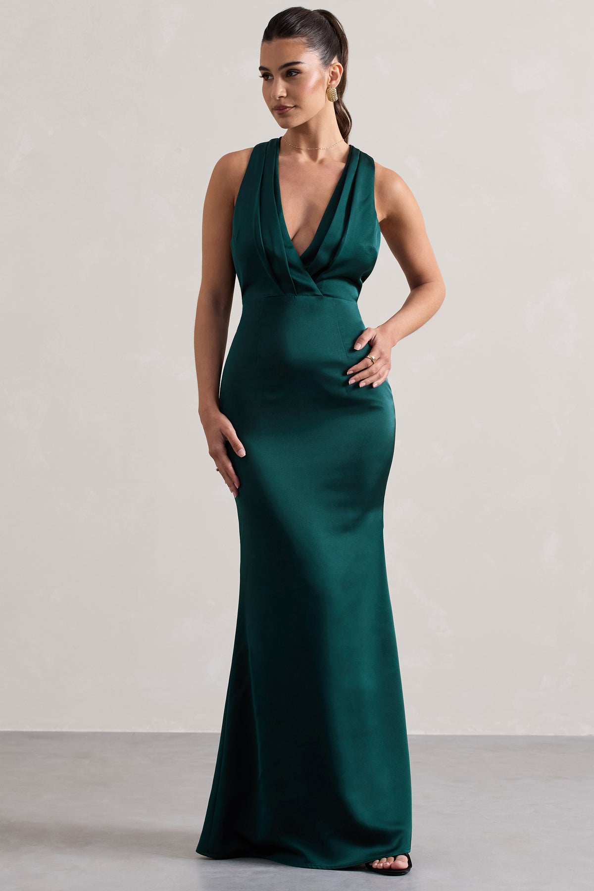 Tiffany | Vestido largo de satén verde botella con escote profundo