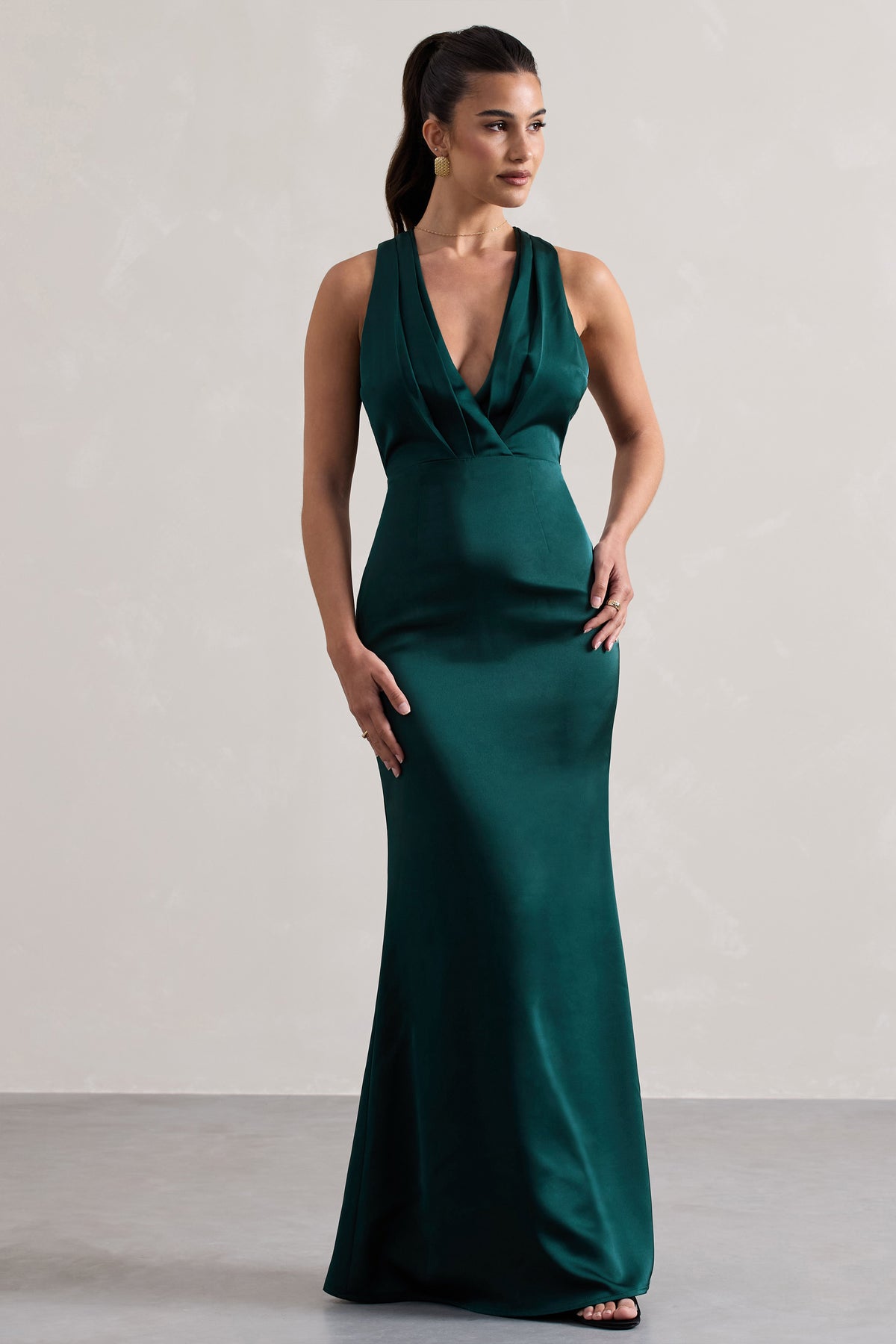 Tiffany | Vestido largo de satén verde botella con escote profundo