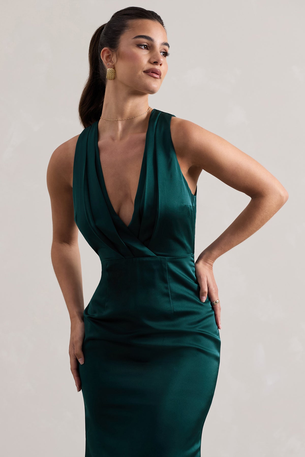 Tiffany | Vestido largo de satén verde botella con escote profundo