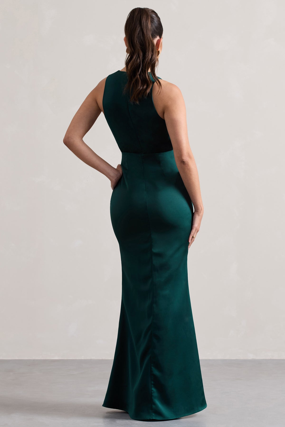 Tiffany | Vestido largo de satén verde botella con escote profundo