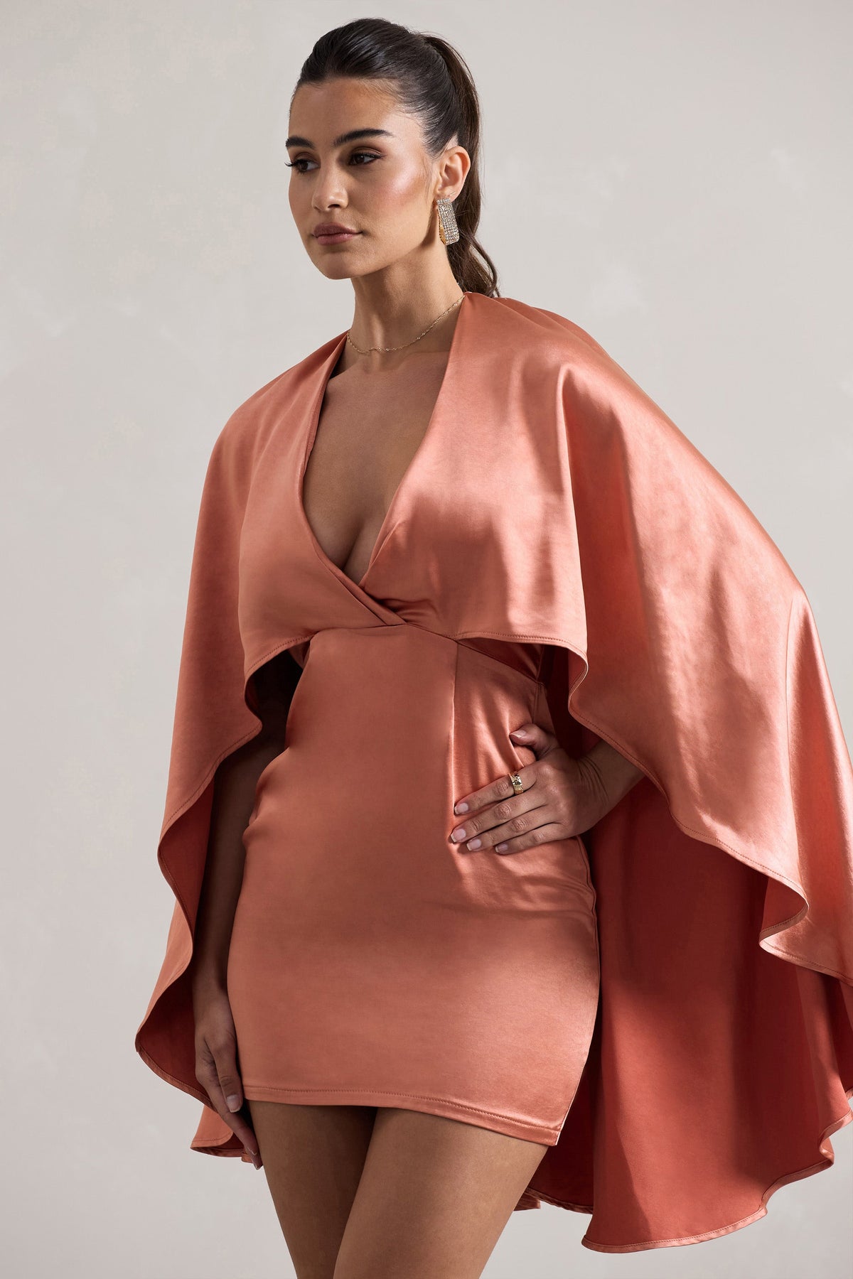 Olsen | Vestido corto de Satén Coral con Escote Profundo y Capa