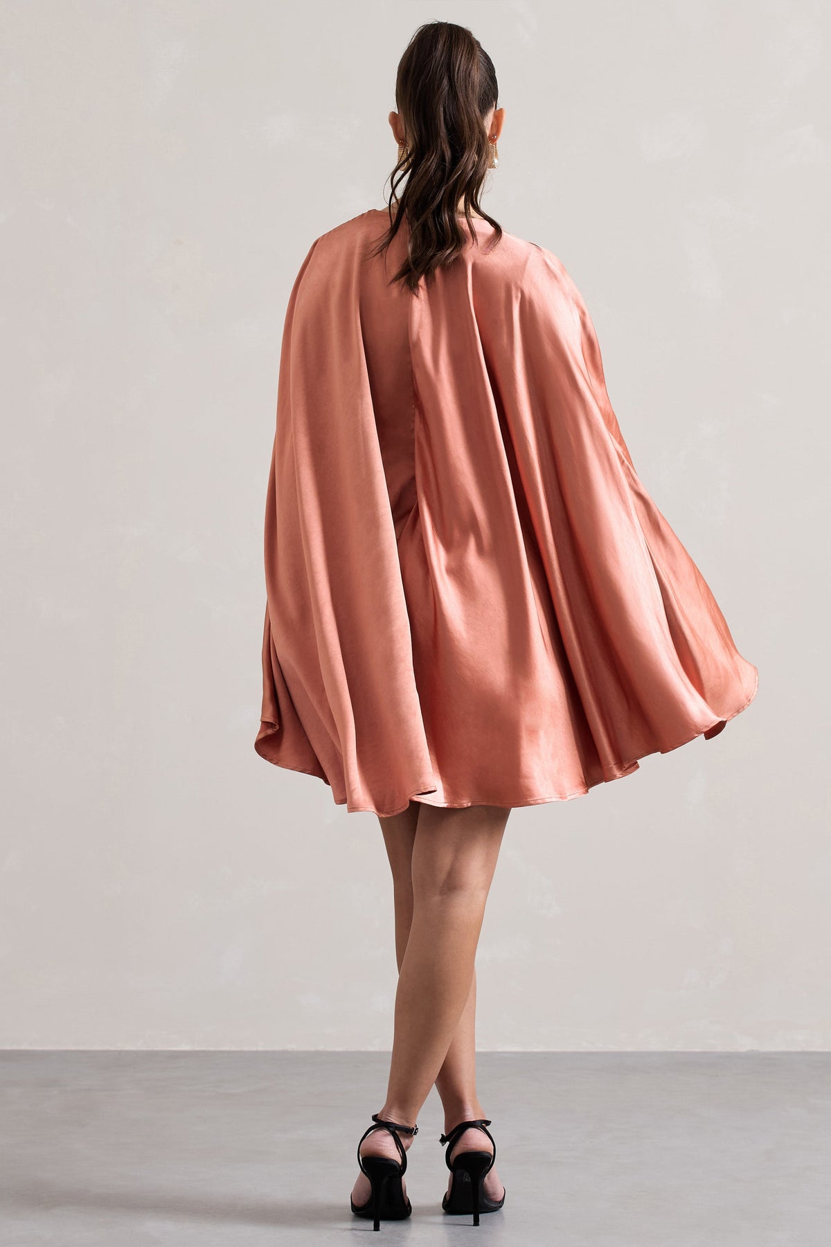 Olsen | Vestido corto de Satén Coral con Escote Profundo y Capa