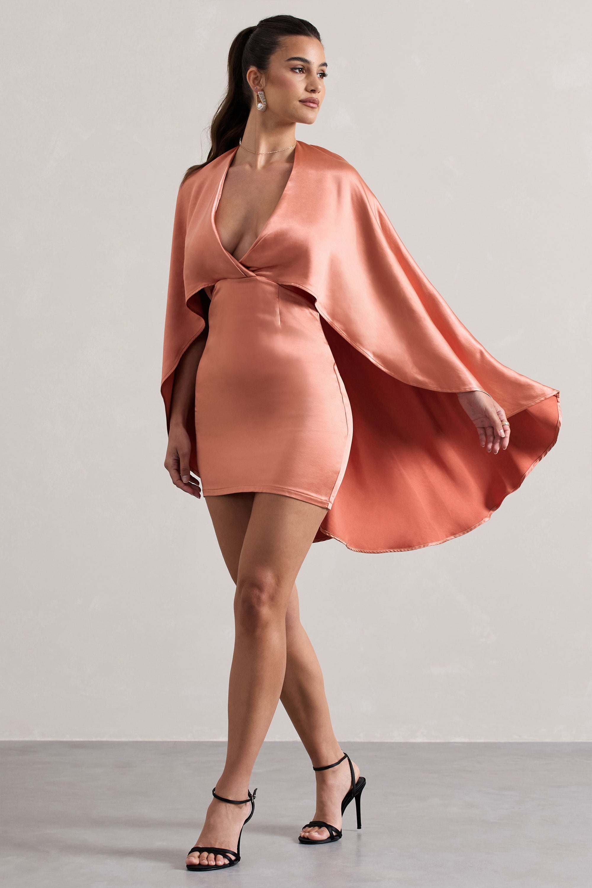 Olsen | Vestido corto de Satén Coral con Escote Profundo y Capa