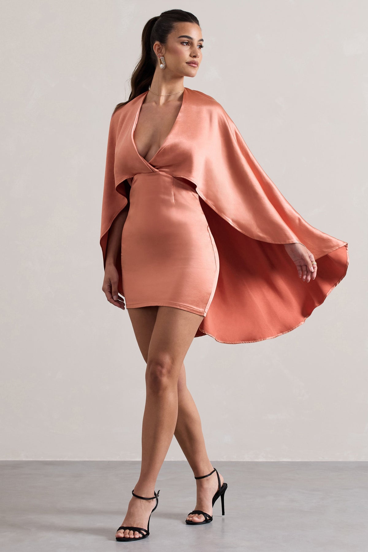 Olsen | Vestido corto de Satén Coral con Escote Profundo y Capa