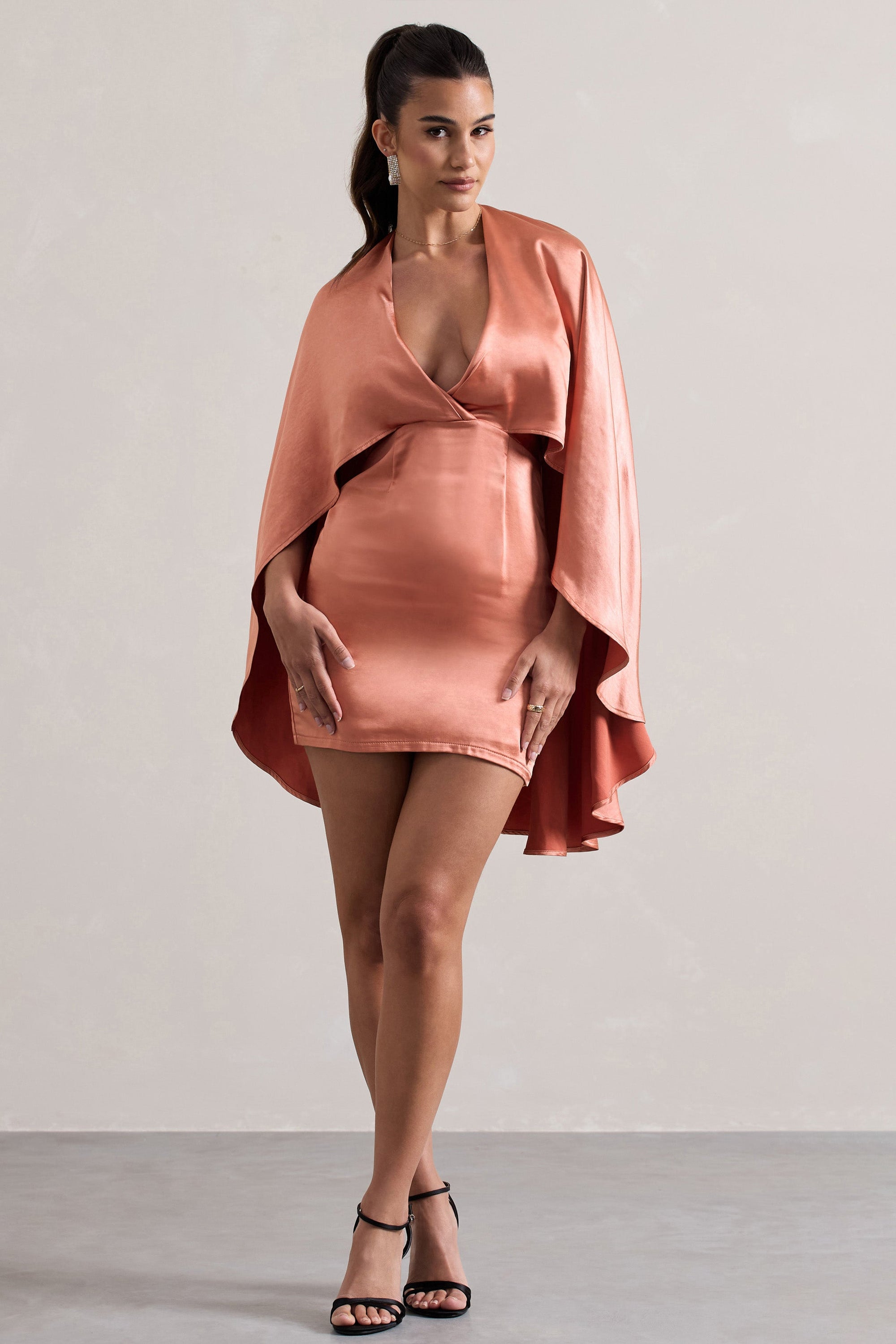 Olsen | Vestido corto de Satén Coral con Escote Profundo y Capa