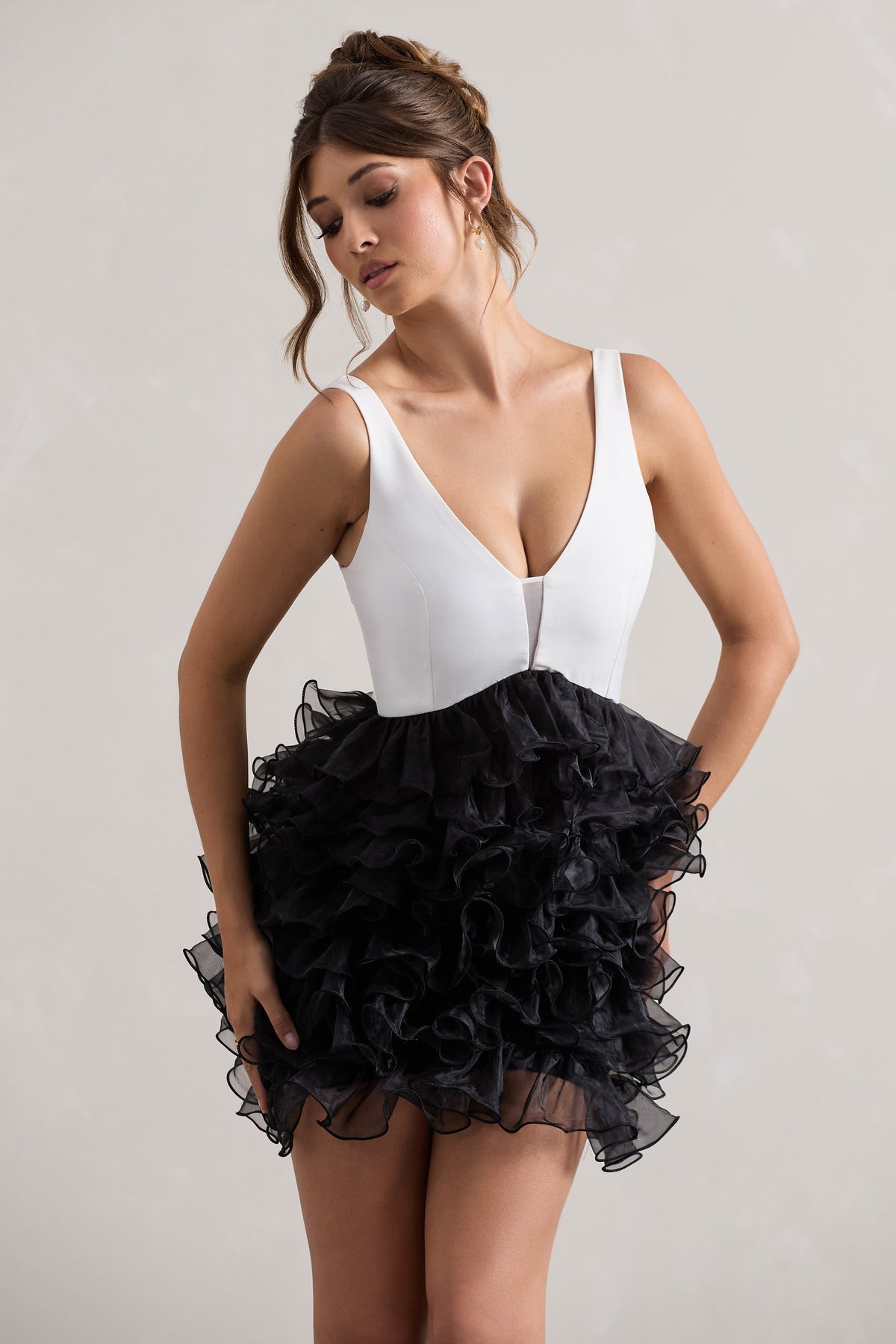 Riot | Vestido Mini Blanco y Negro con Escote Profundo y Falda de Organza