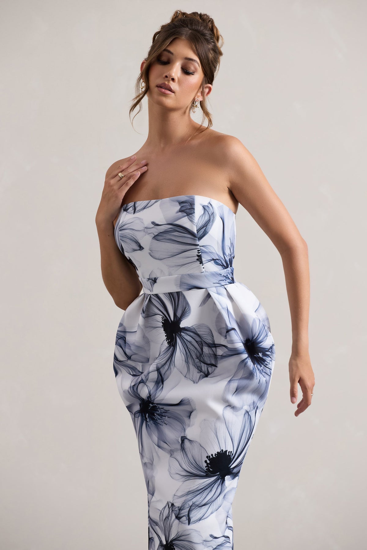Chateau | Vestido Midi con escote bandeau y estampado con flores negras