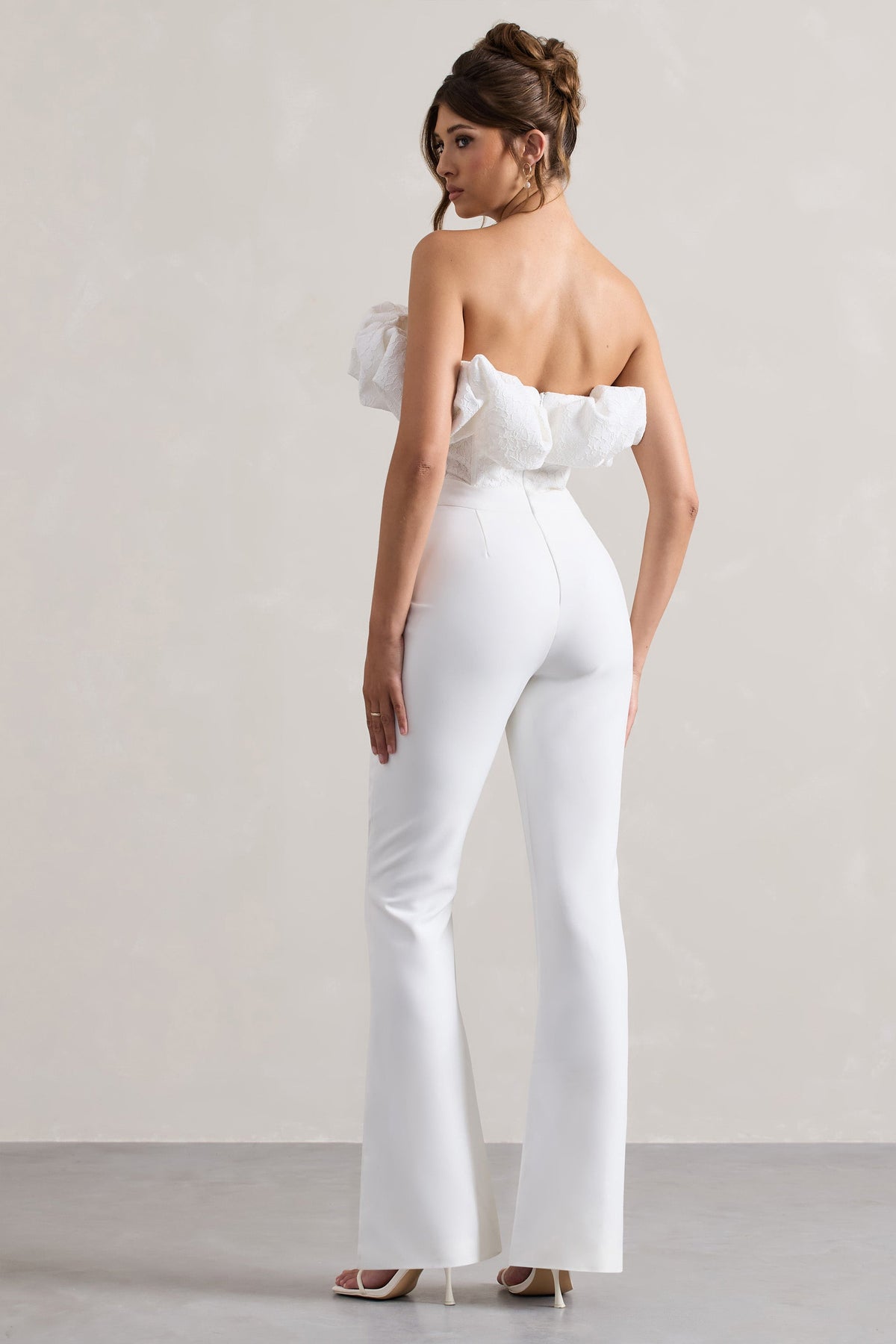 Maddox | Mono blanco sin tirantes con volantes y pierna acampanada.