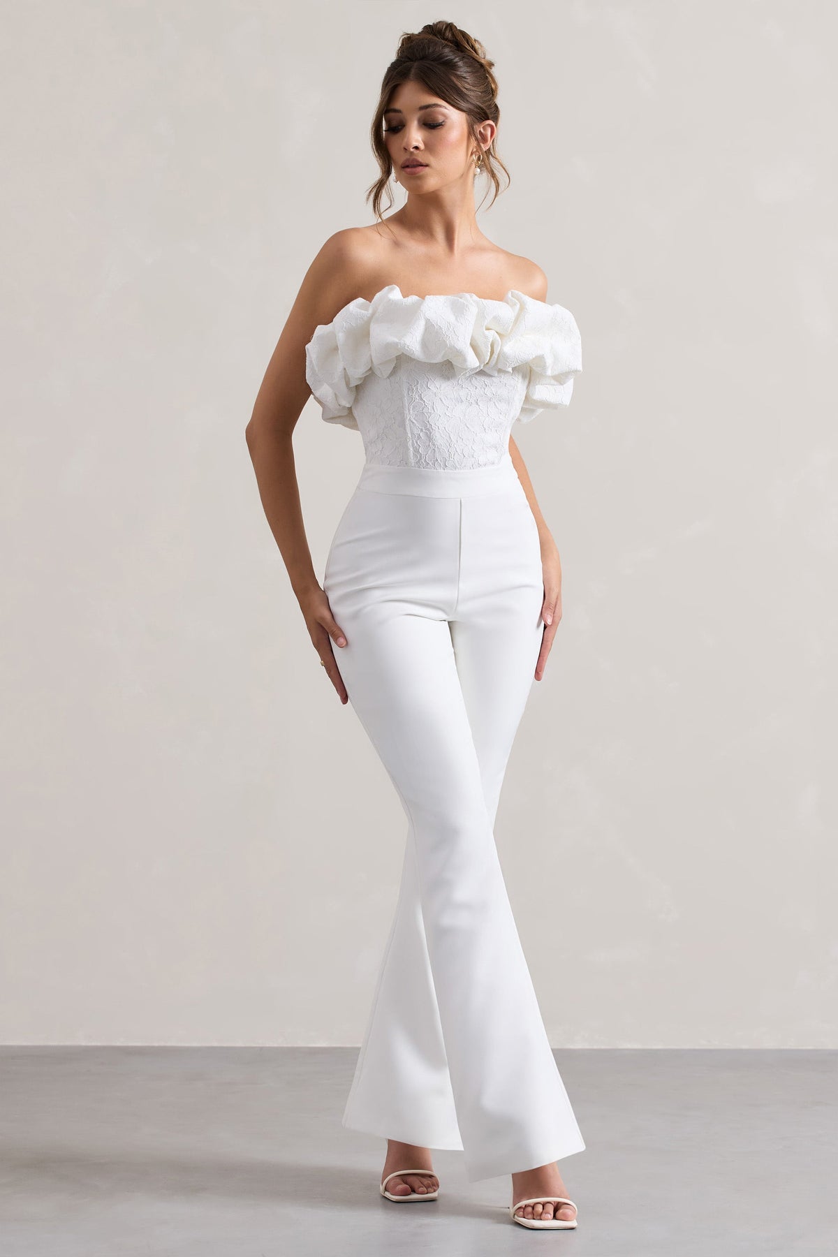 Maddox | Mono blanco sin tirantes con volantes y pierna acampanada.