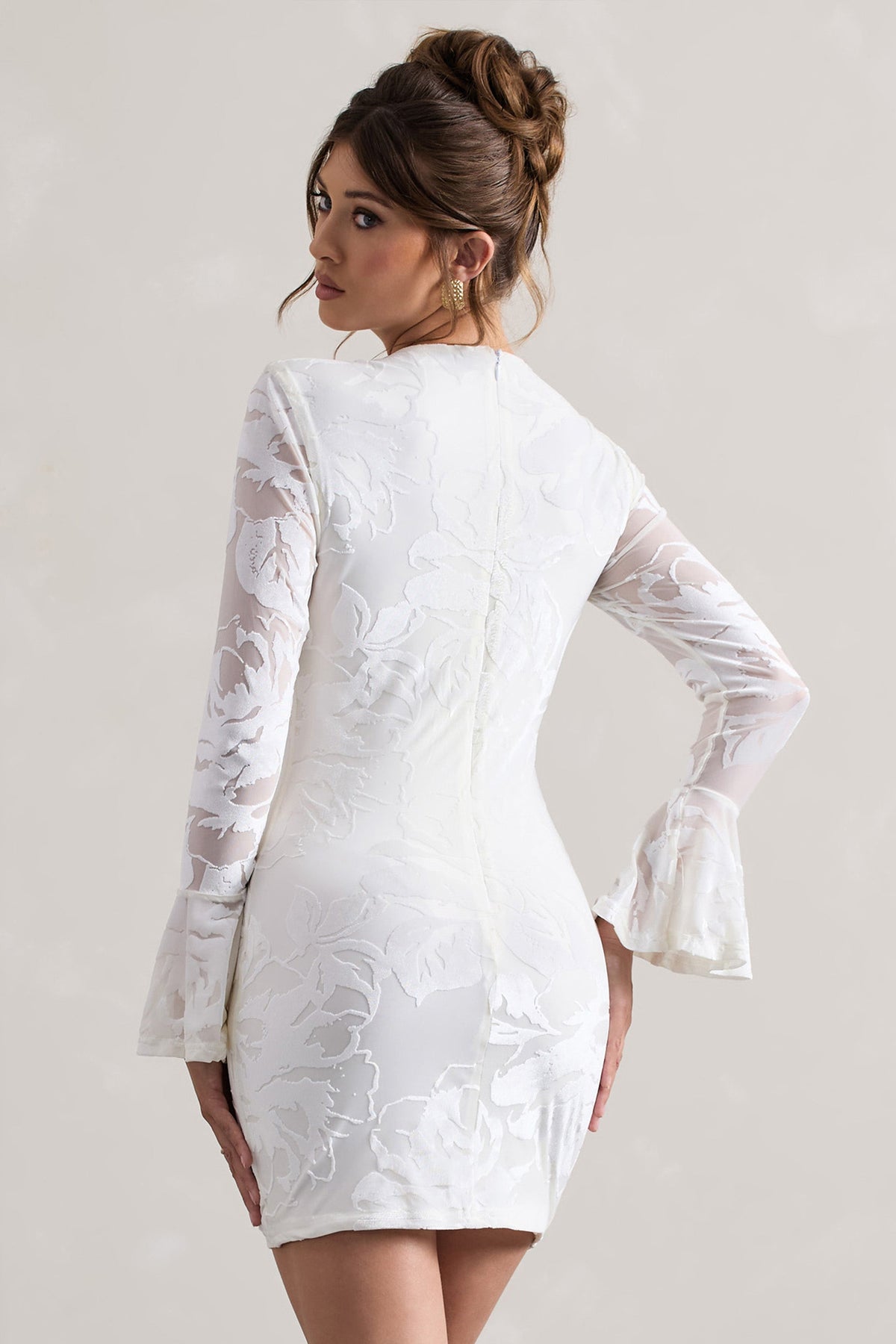 Della | Vestido corto Blanco Ajustado con Mangas Acampanadas
