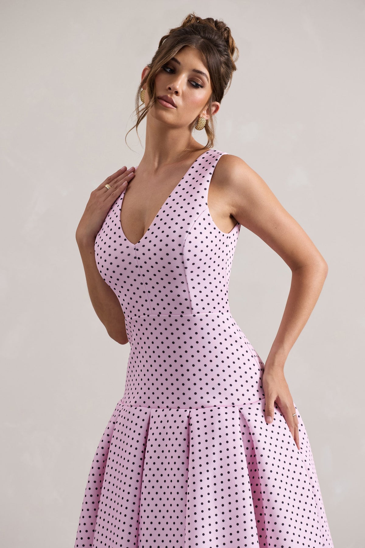 Amoret | Vestido Maxi con Escote Pronunciado y Volante en el Bajo de Lunares Rosas