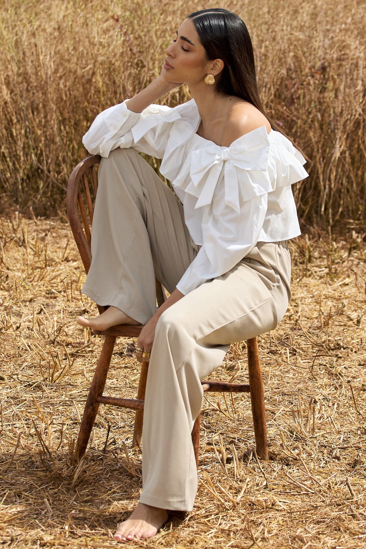 Cove | Blusa Bardot Blanca con Mangas Abullonadas, Volantes y Lazos