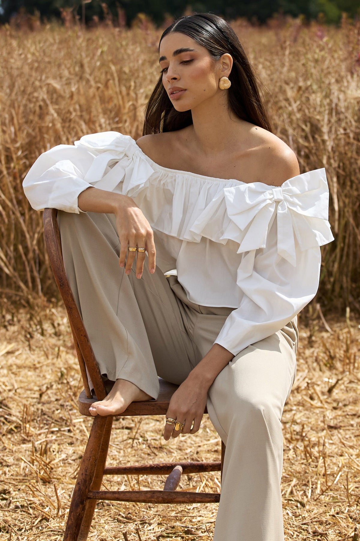 Cove | Blusa Bardot Blanca con Mangas Abullonadas, Volantes y Lazos