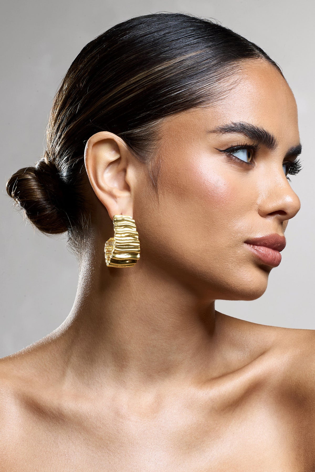WB_CL134268007-QuinlanGoldTexturedChunkyHoopEarrings0