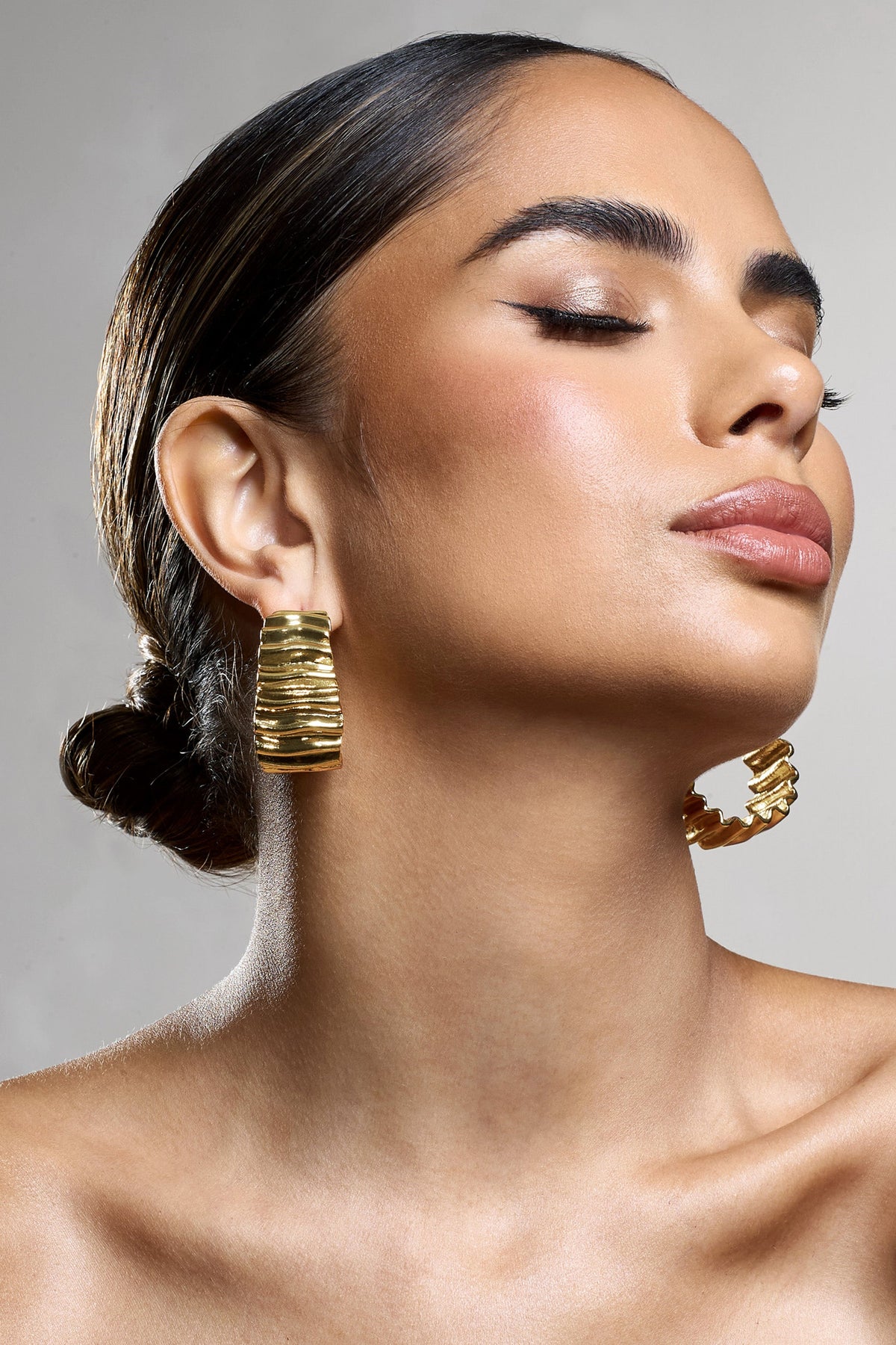 WB_CL134268007-QuinlanGoldTexturedChunkyHoopEarrings1