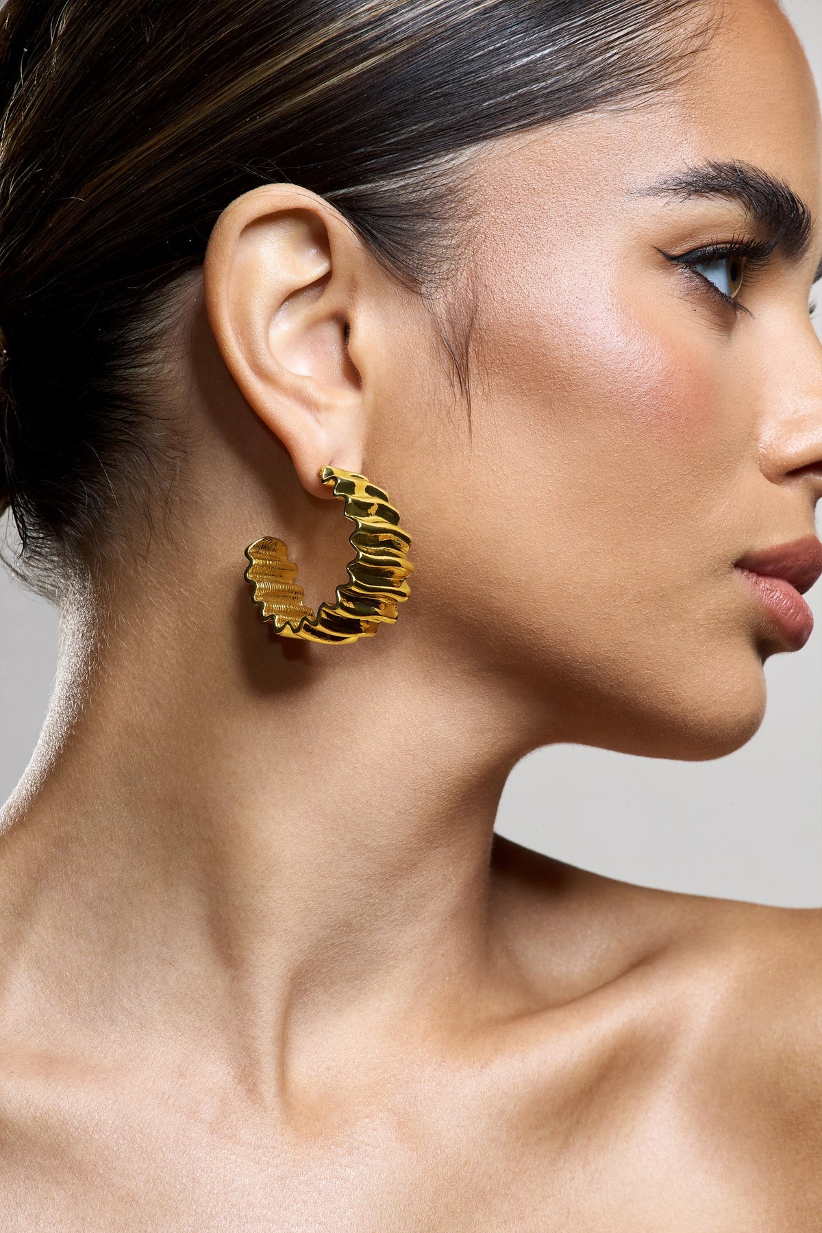 WB_CL134268007-QuinlanGoldTexturedChunkyHoopEarrings3