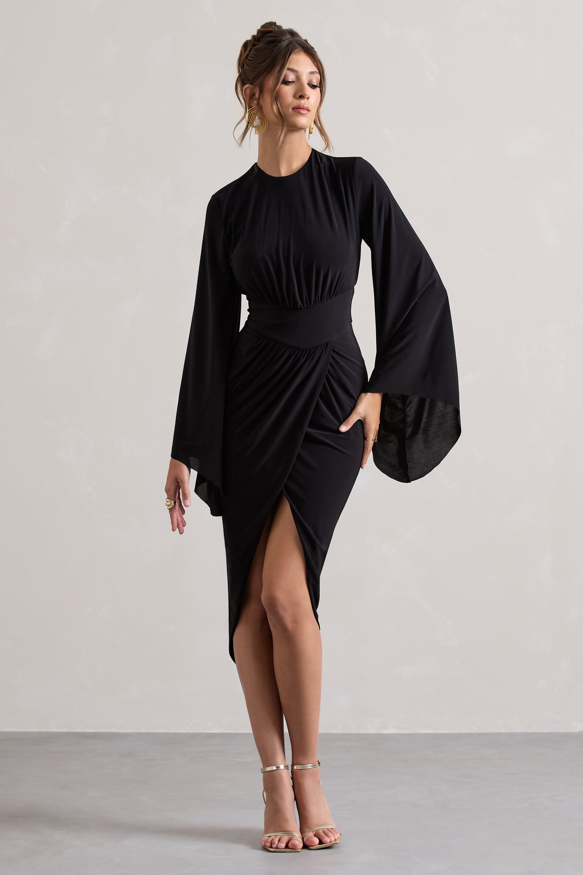 Lennox | Vestido midi negro con mangas drapeadas y fruncido