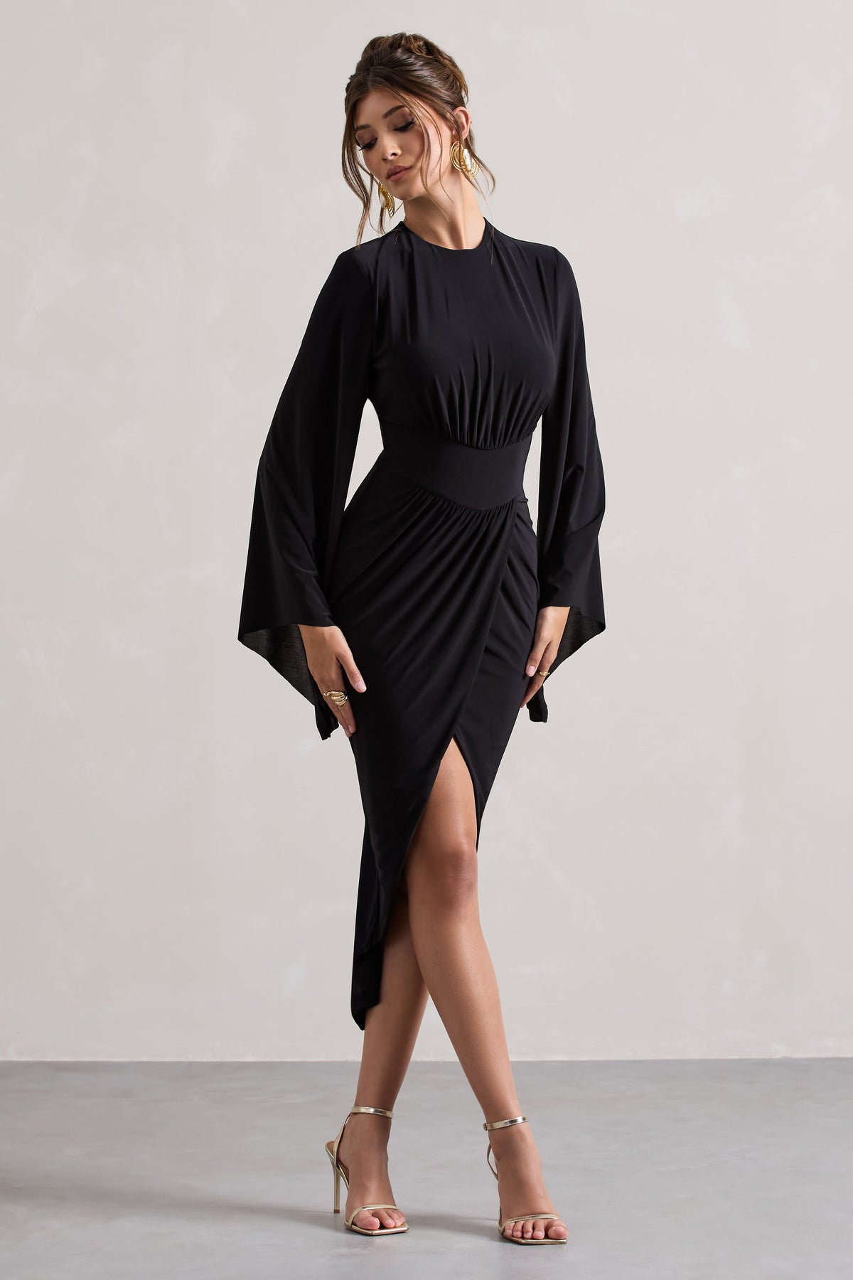 Lennox | Vestido midi negro con mangas drapeadas y fruncido