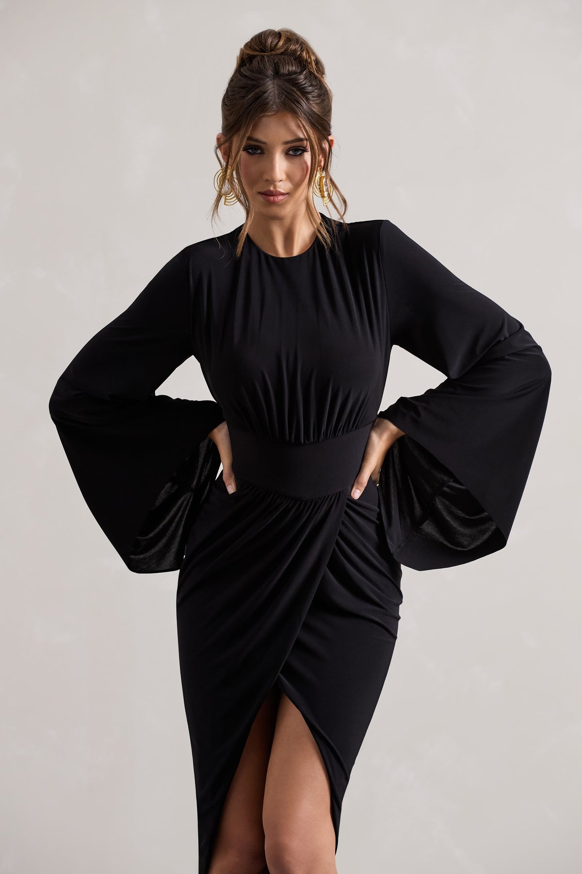 Lennox | Vestido midi negro con mangas drapeadas y fruncido