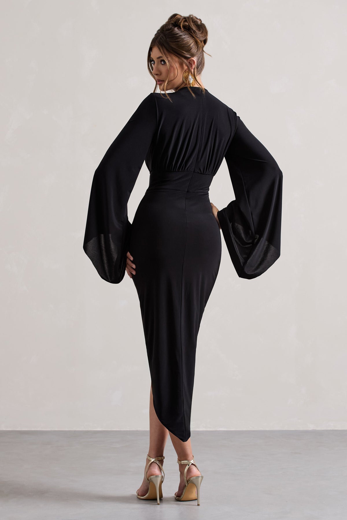 Lennox | Vestido midi negro con mangas drapeadas y fruncido