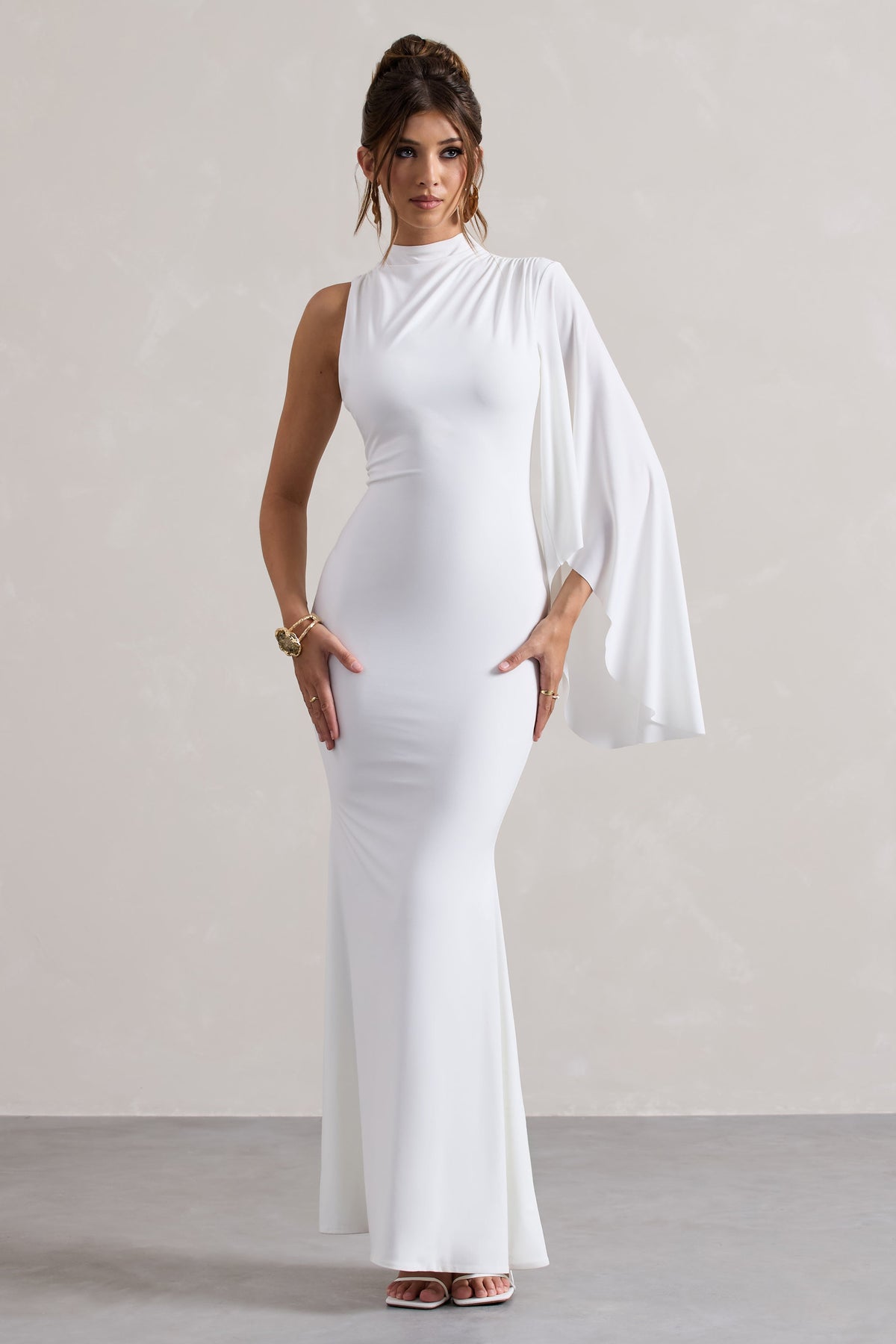 Samaya | Vestido largo blanco con cuello alto y mangas tipo capa