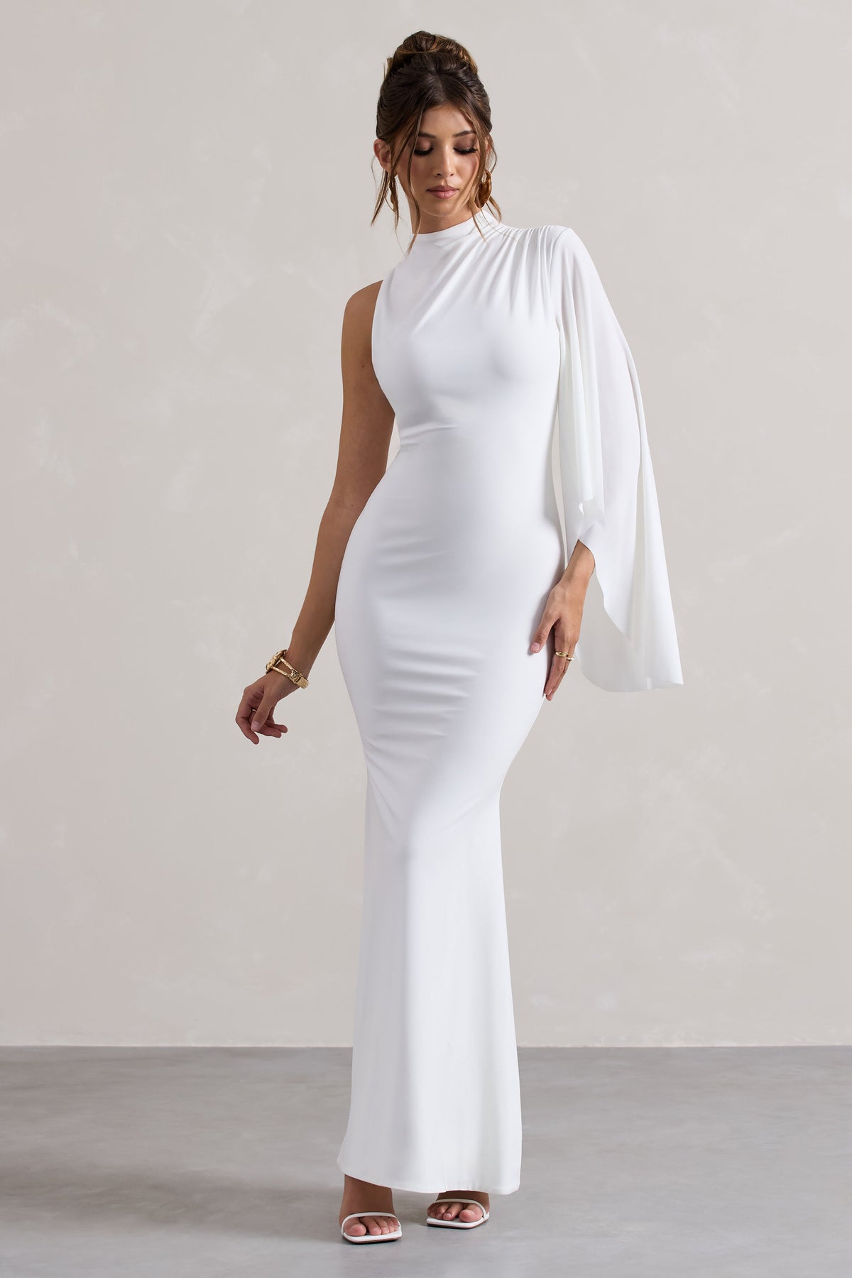 Samaya | Vestido largo blanco con cuello alto y mangas tipo capa
