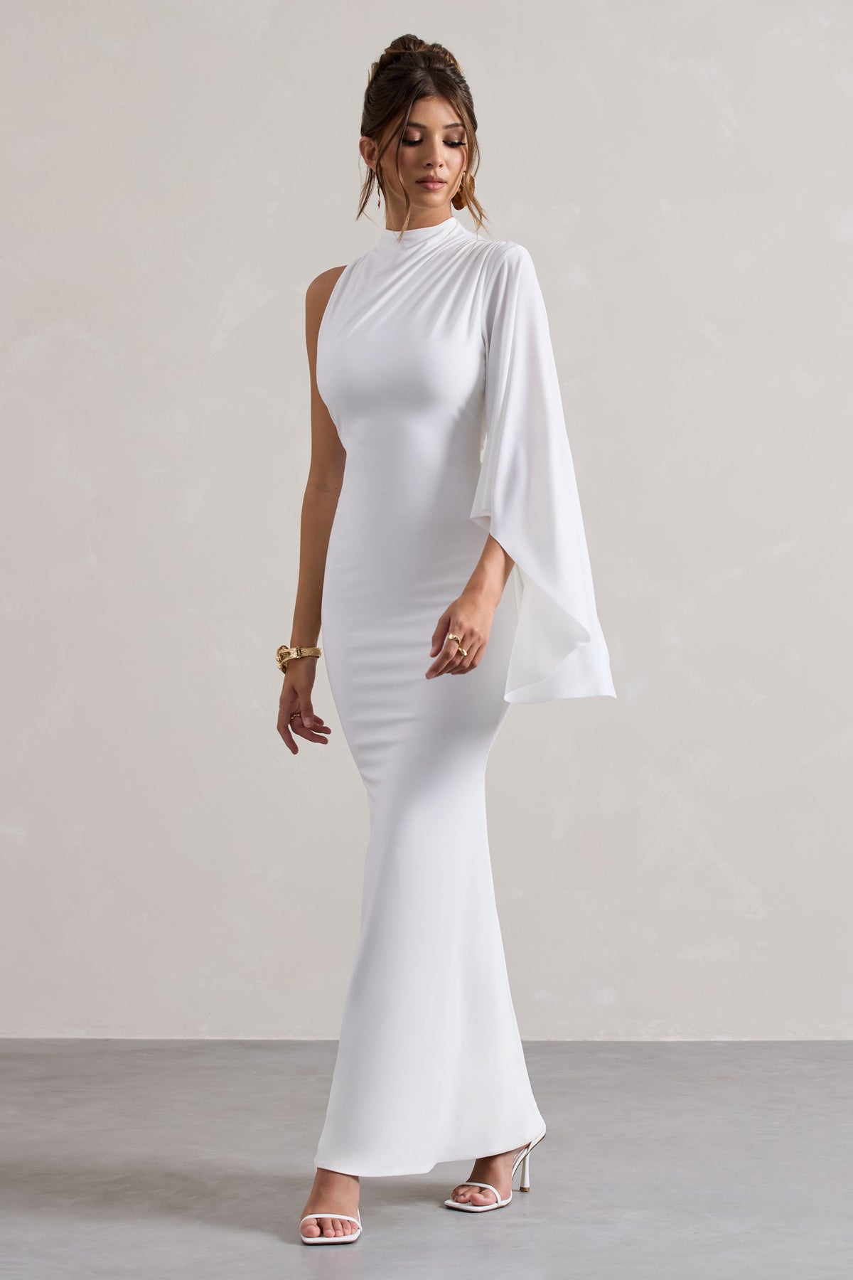 Samaya | Vestido largo blanco con cuello alto y mangas tipo capa
