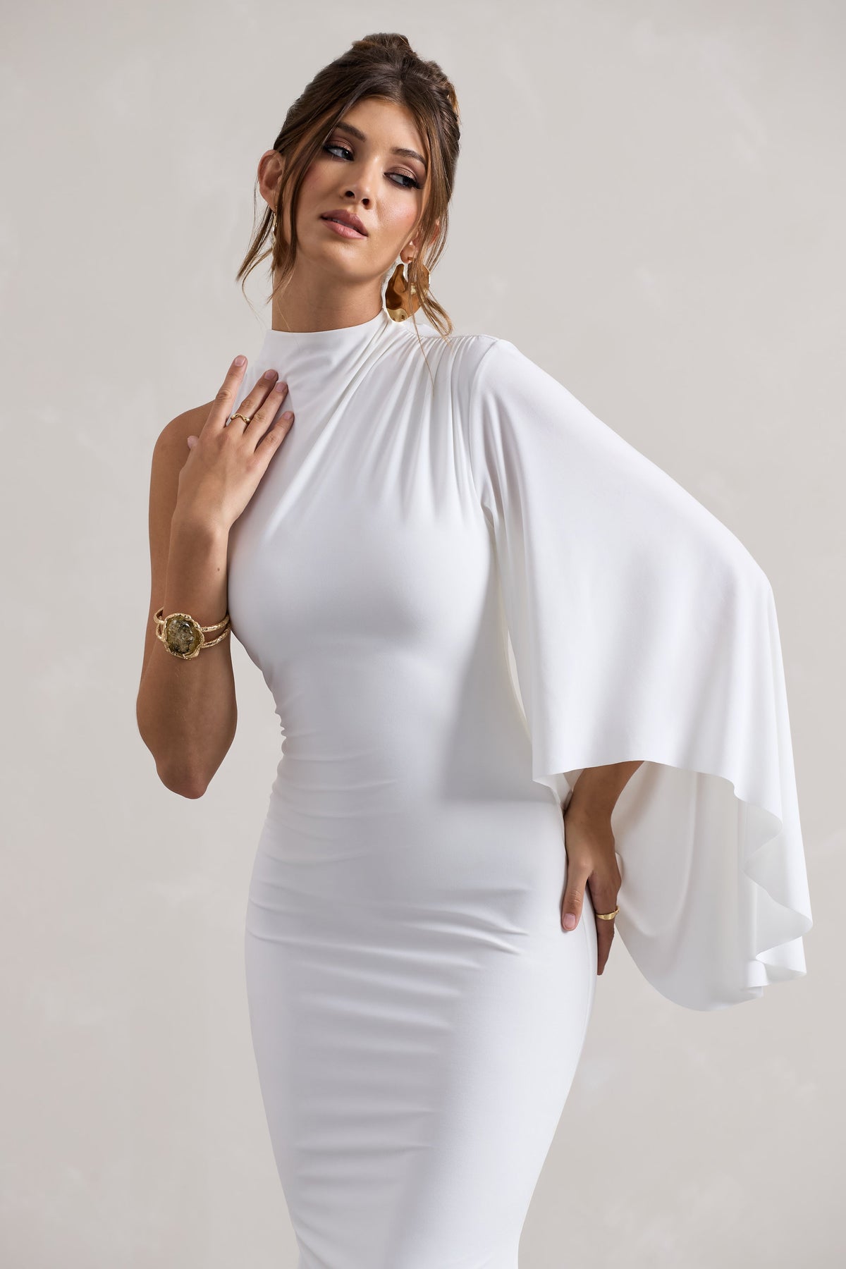 Samaya | Vestido largo blanco con cuello alto y mangas tipo capa