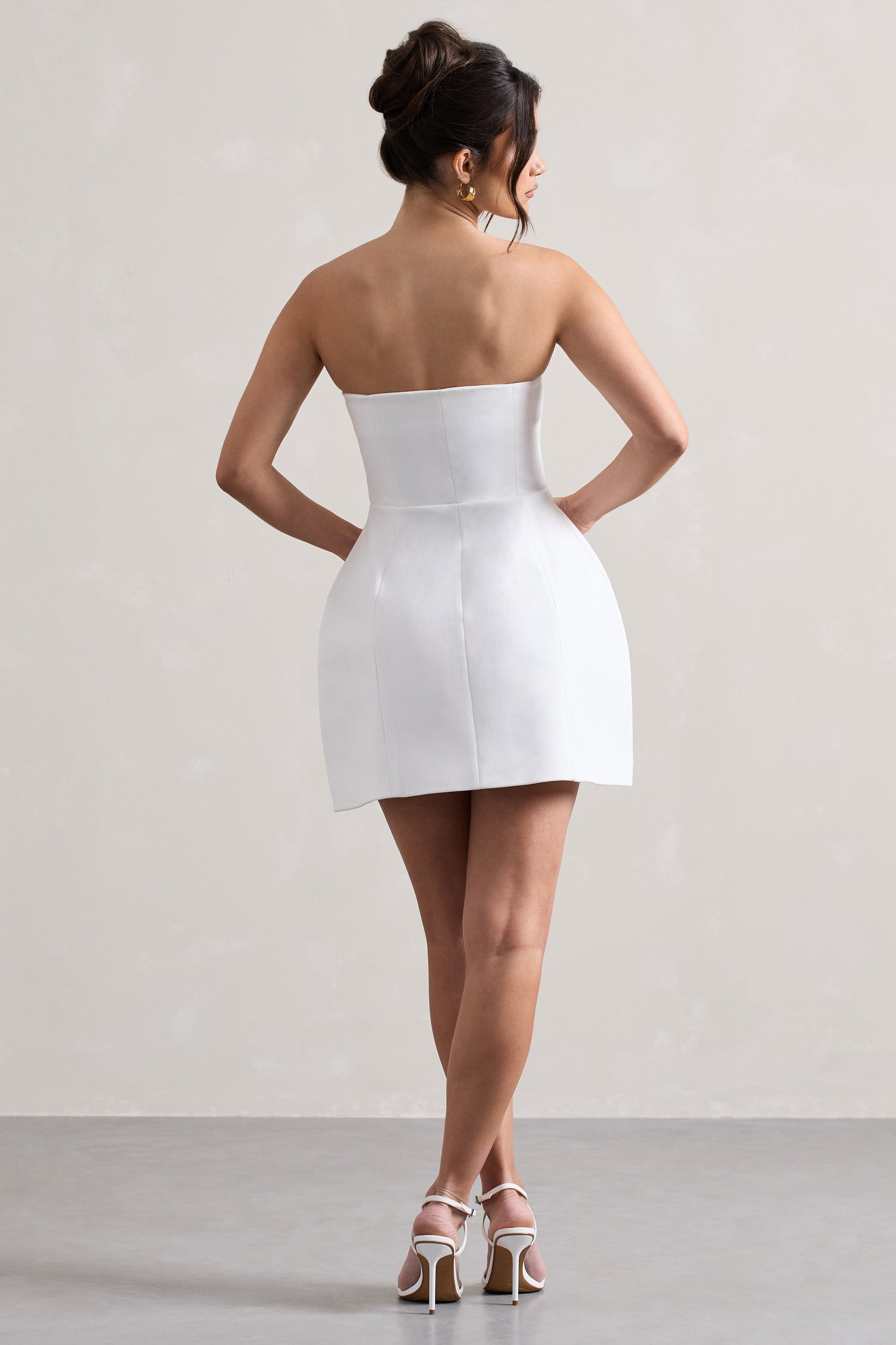 Anniston | Vestido Corto Blanco con Botones y Bandeau Ajustado