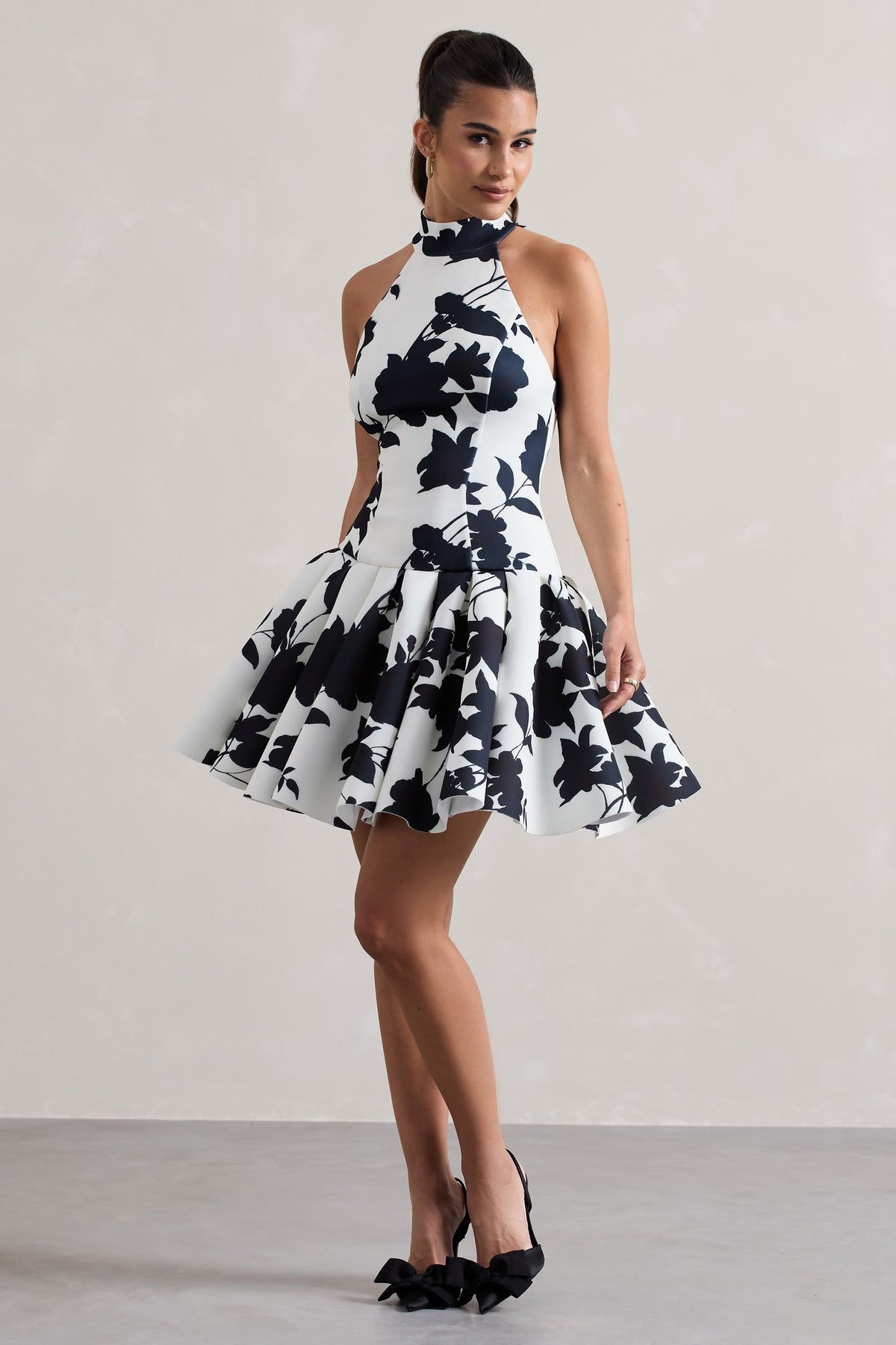 Masterpiece | Vestido mini crema con estampado floral y cuello alto, con dobladillo voluminoso