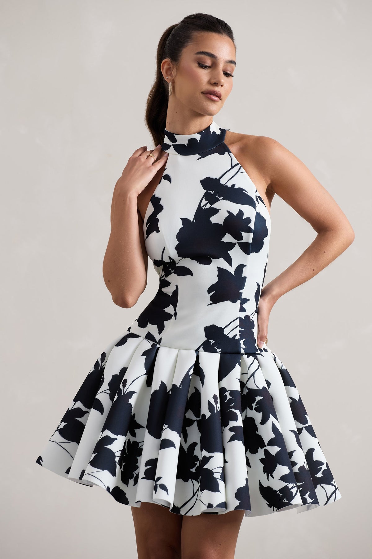 Masterpiece | Vestido mini crema con estampado floral y cuello alto, con dobladillo voluminoso