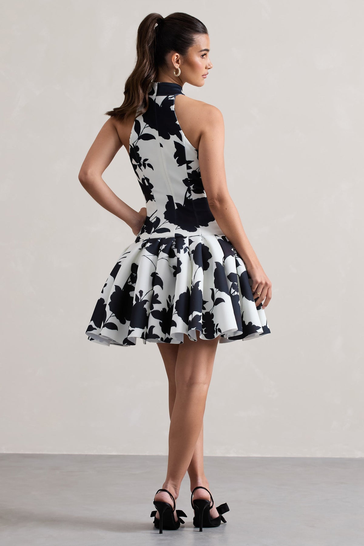 Masterpiece | Vestido mini crema con estampado floral y cuello alto, con dobladillo voluminoso