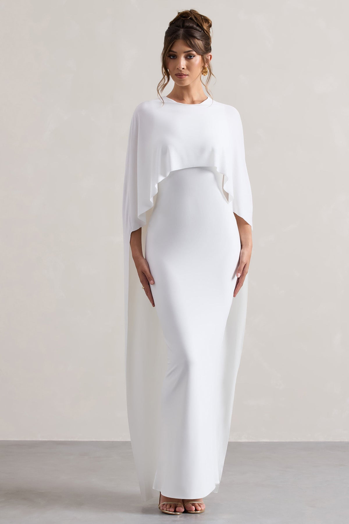 Palena | Vestido largo en Blanco con Mangas Tipo Capa