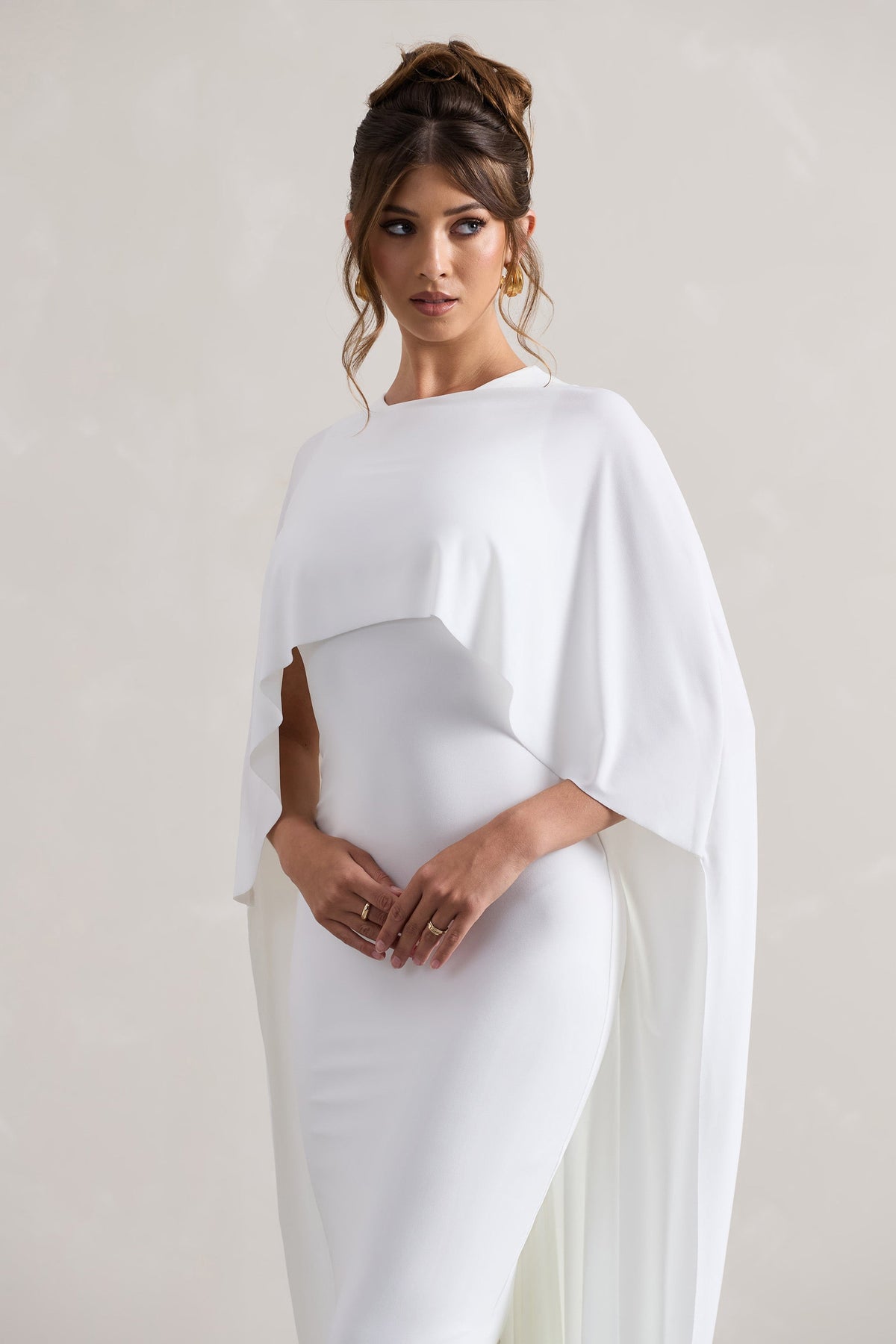 Palena | Vestido largo en Blanco con Mangas Tipo Capa