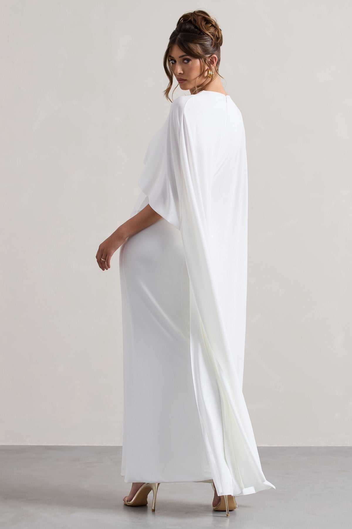 Palena | Vestido largo en Blanco con Mangas Tipo Capa