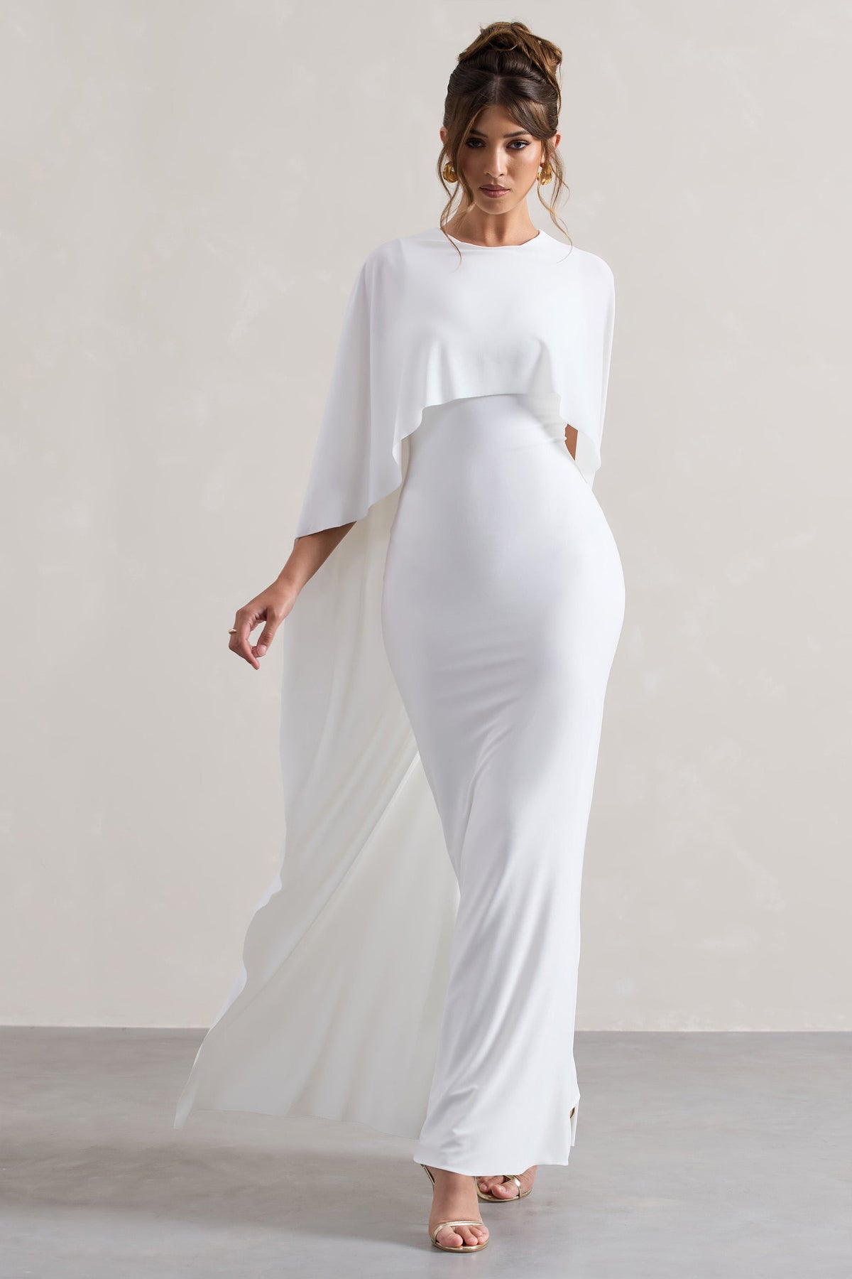 Palena | Vestido largo en Blanco con Mangas Tipo Capa