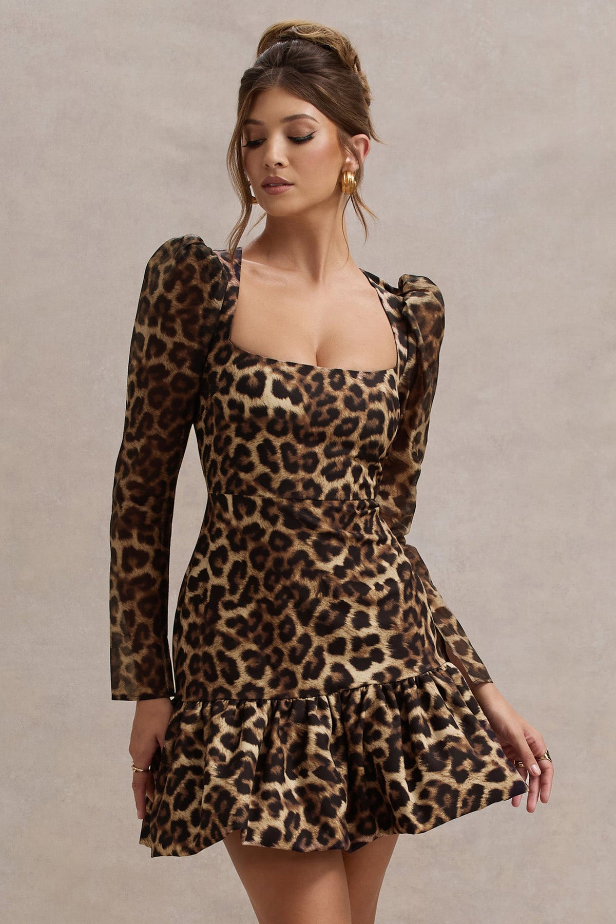 Ombra | Vestido corto de Leopardo con Escote Cuadrado, Mangas Largas y con Volantes