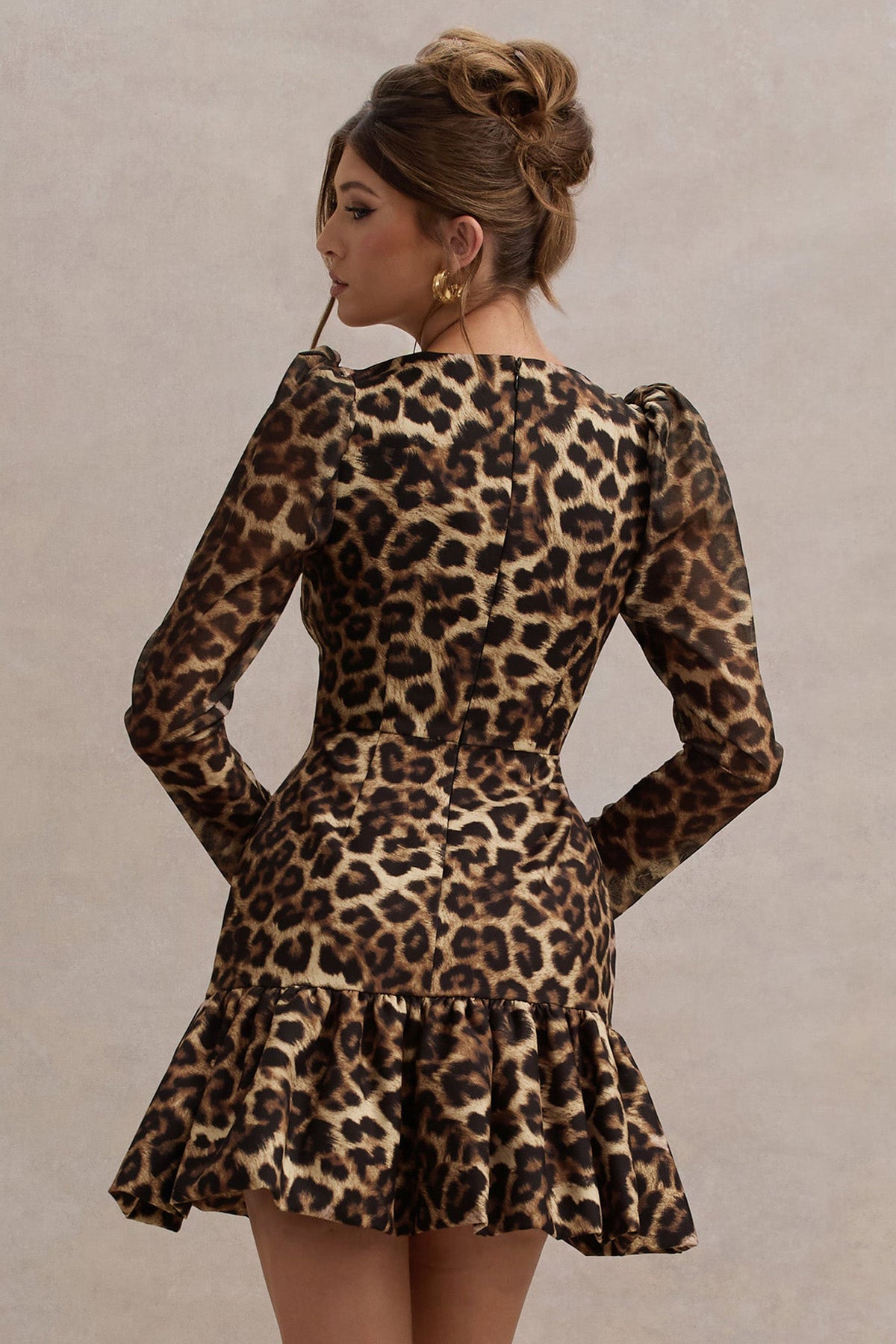 Ombra | Vestido corto de Leopardo con Escote Cuadrado, Mangas Largas y con Volantes