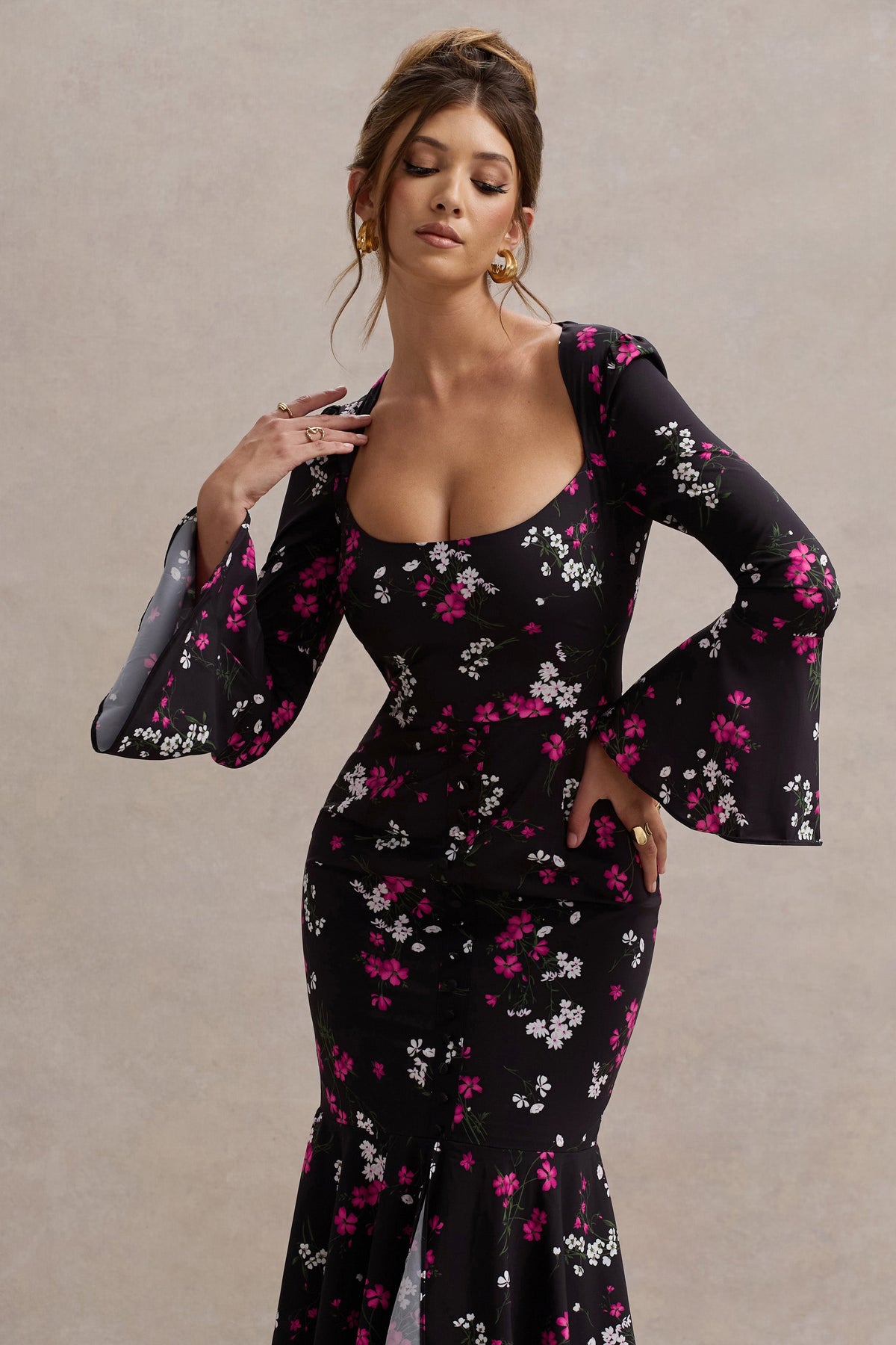 Catalonia | Vestido midi negro con estampado floral y escote cuadrado