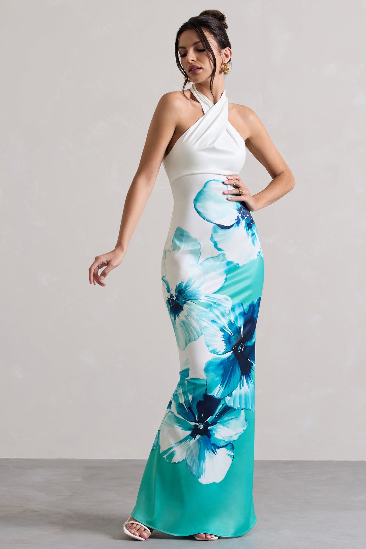 Tropicana | Vestido largo cruzado con cuello halter y satén con estampado floral azul