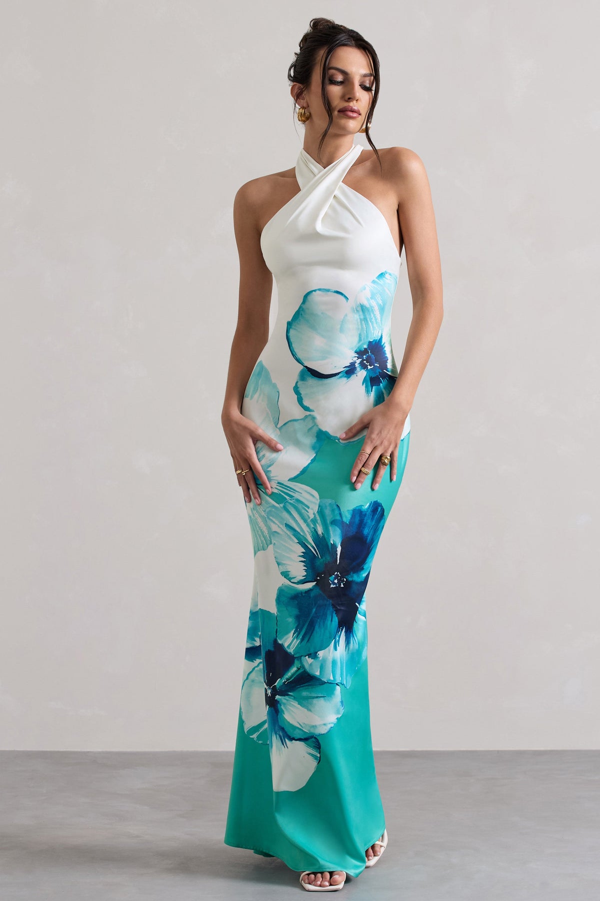 Tropicana | Vestido largo cruzado con cuello halter y satén con estampado floral azul