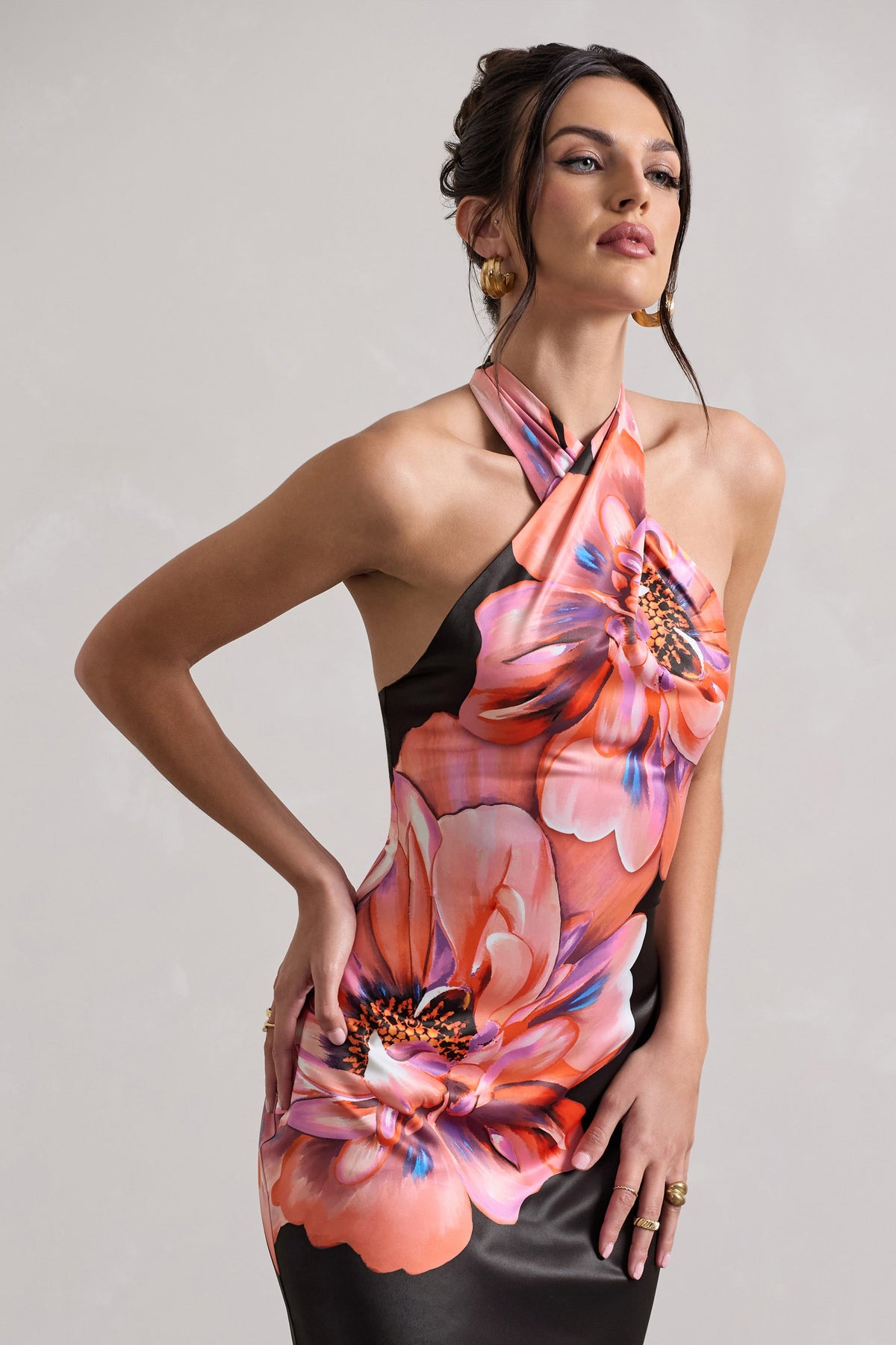 Tropicana | Vestido largo cruzado con cuello halter y satén con estampado floral rosa