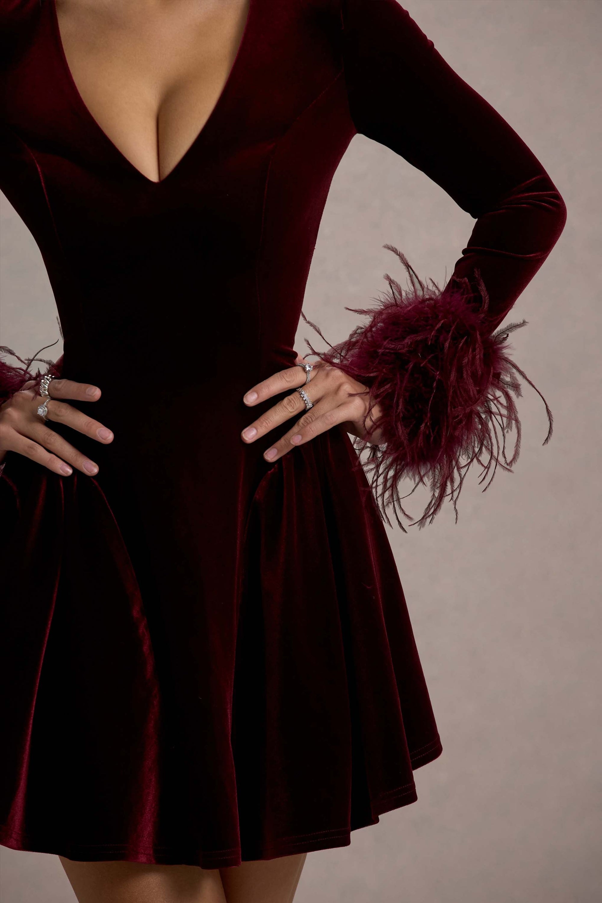 Pasilla | Vestido corto de terciopelo burdeos y Puños de plumas