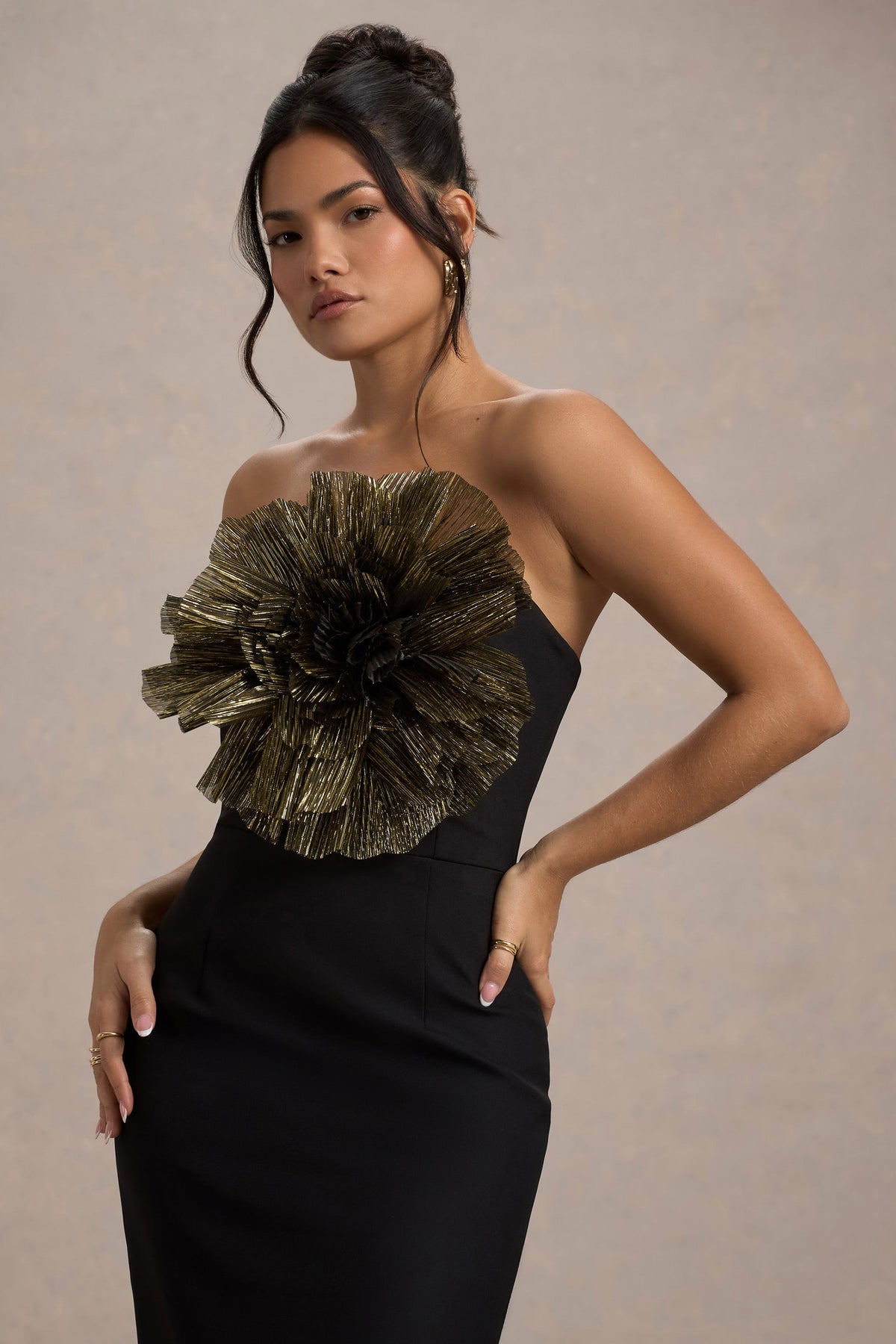Moya | Vestido Midi ajustado con detalle en el centro y escote recto en color negro