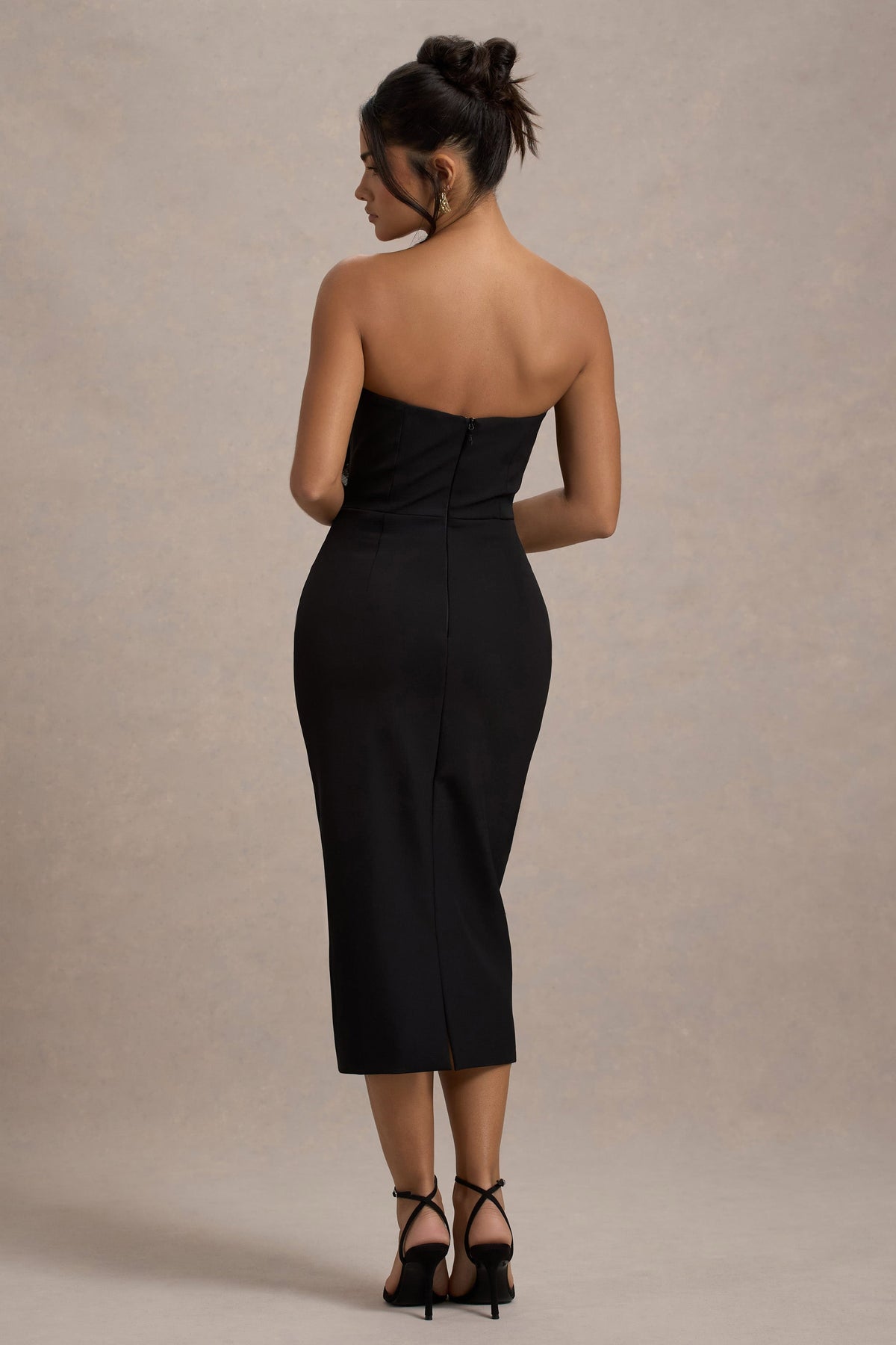 Moya | Vestido Midi ajustado con detalle en el centro y escote recto en color negro